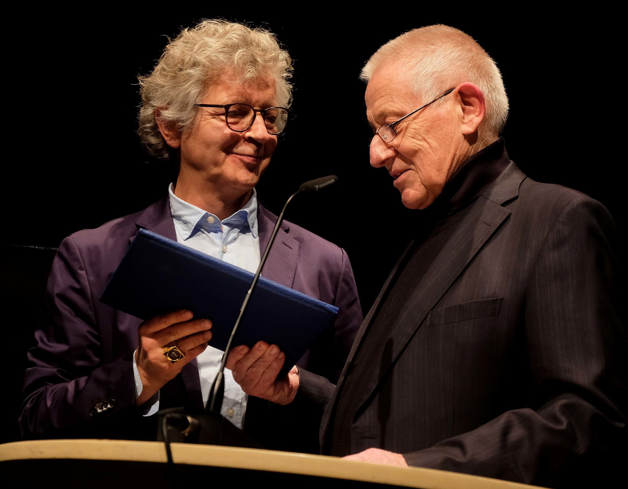 Der ehemalige Intendant der Ruhrfestspiele Hansgünther Heyme hat Alois Banneyer, Theaterpädagoge bei den Ruhrfestspielen, den Otto-Burrmeister-Ring übergeben.