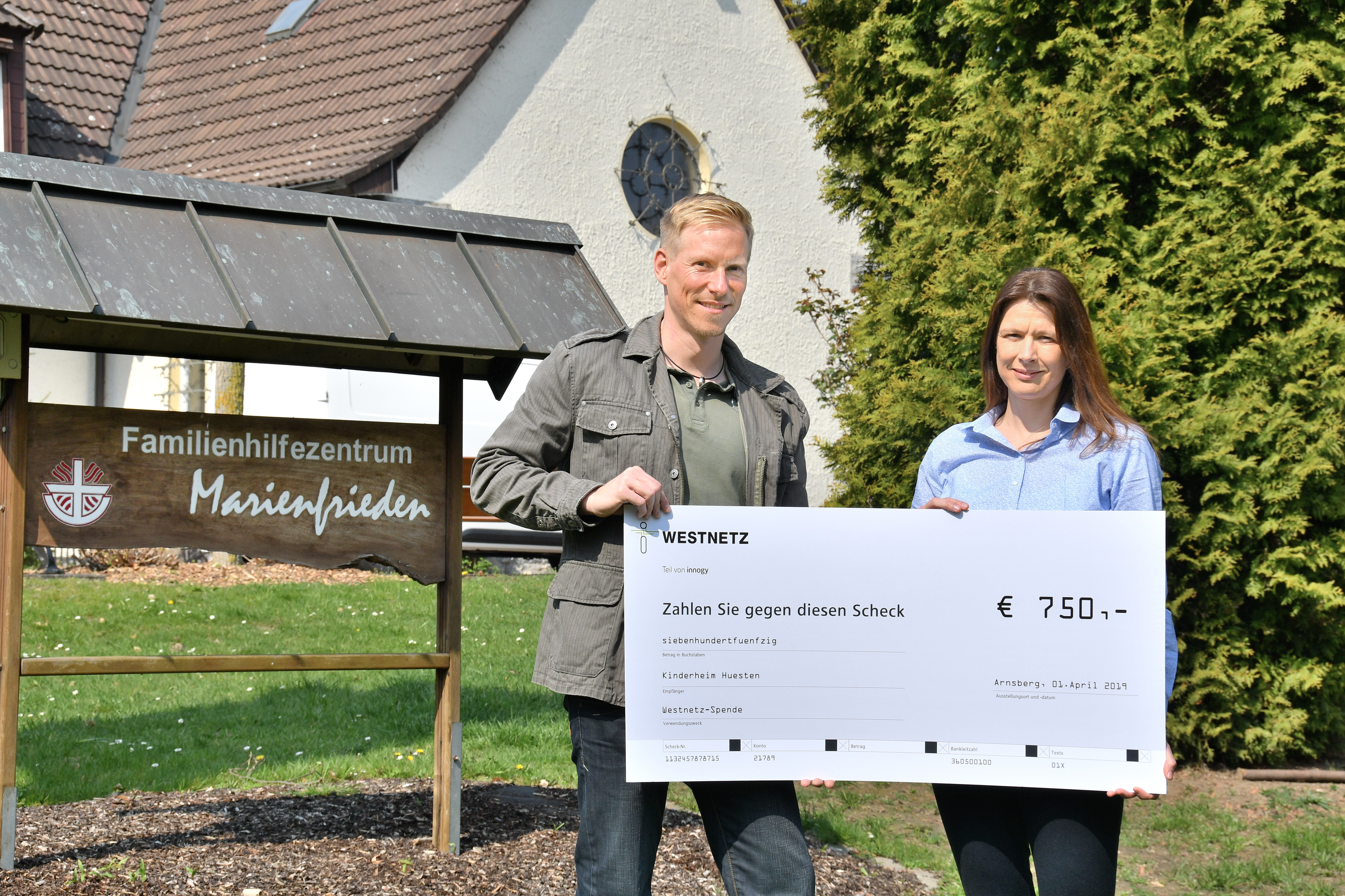Jede Spende hilft: Tobias Prasse (Westnetz-Betriebsrat) überreicht Melanie Sander (Erziehungsleiterin Familienhilfezentrum Marienfrieden) symbolisch den Spendenbetrag.