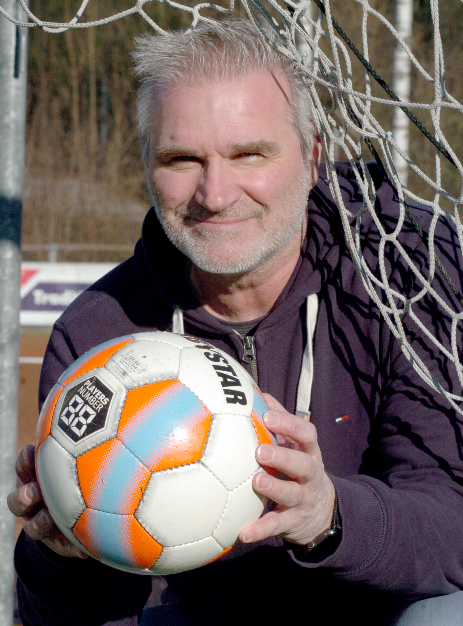 Trainer Holger Flossbach kommentiert auf launige Weise den großen Fußball für den Stadtspiegel und auf Lokalkompass.