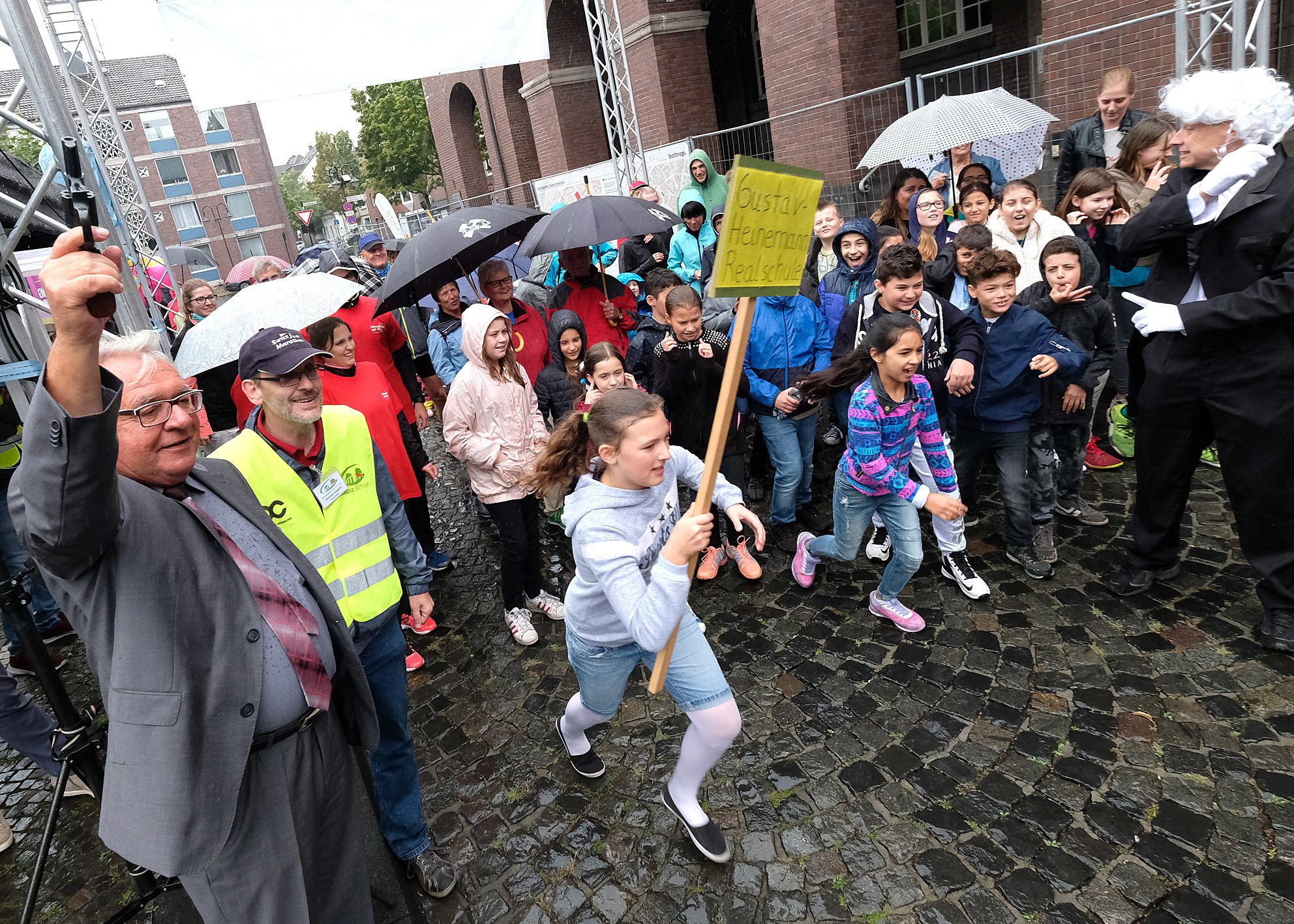 Im vergangenen Jahr gab Bürgermeister Klaus Strehl vor dem Rathaus den Startschuss für den Spendenlauf "Jeder Meter zählt". Foto: Archiv/Kappi
