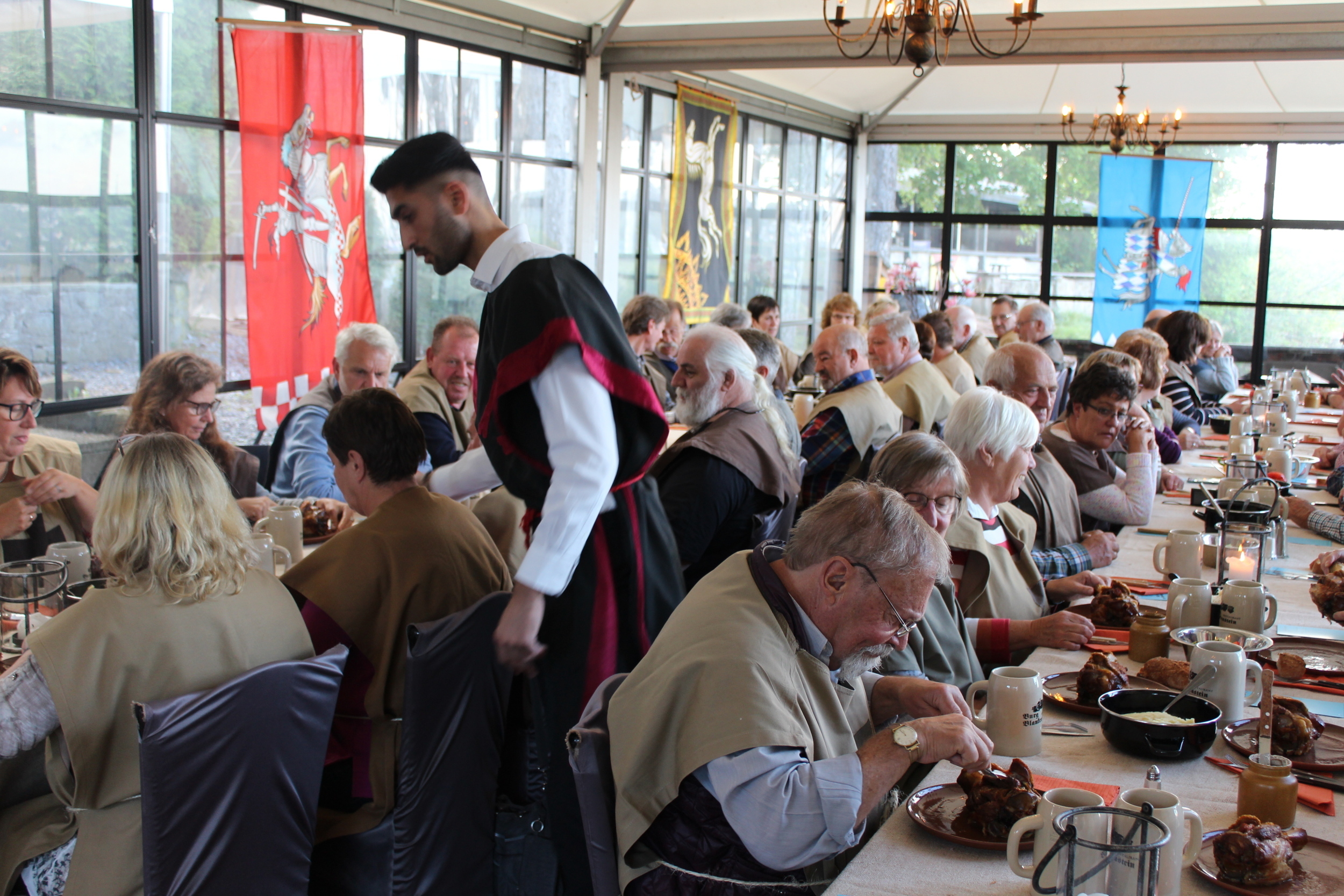 Beim Raubrittermahl auf der Burg Blankenstein freuten sich die Gäste über Salatkörbe, Brot und deftige Haxen.