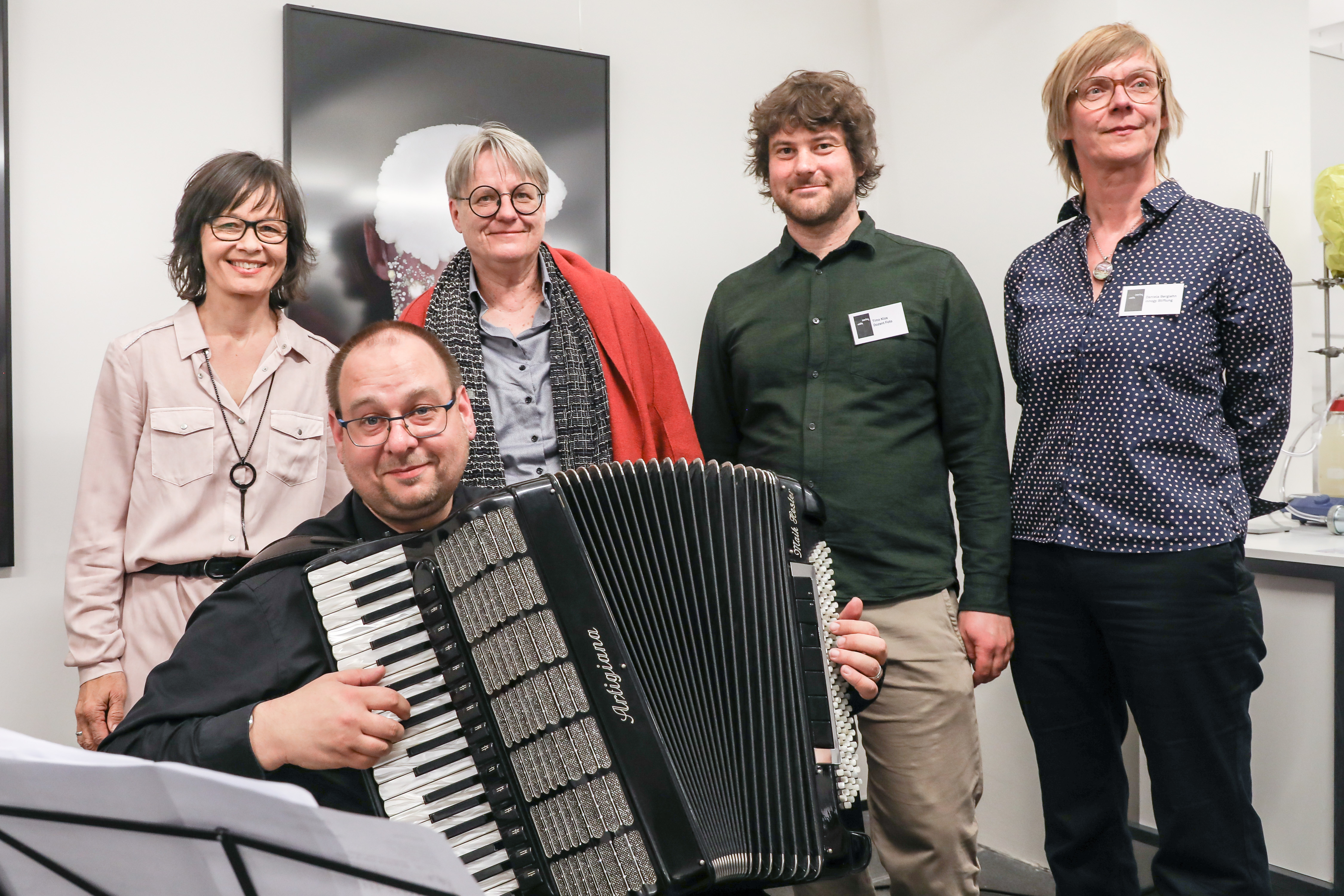 Projektleiterin Kirsten Lindner-Schwentick, Dr. Maik Hester, Prof. Barbara Welzel, Prorektorin Diversitätsmanagement der TU Dortmund, Timo Klos und Daniela Berglehn von der innogy Stiftung sind die Mitwirkenden der Ausstellung.