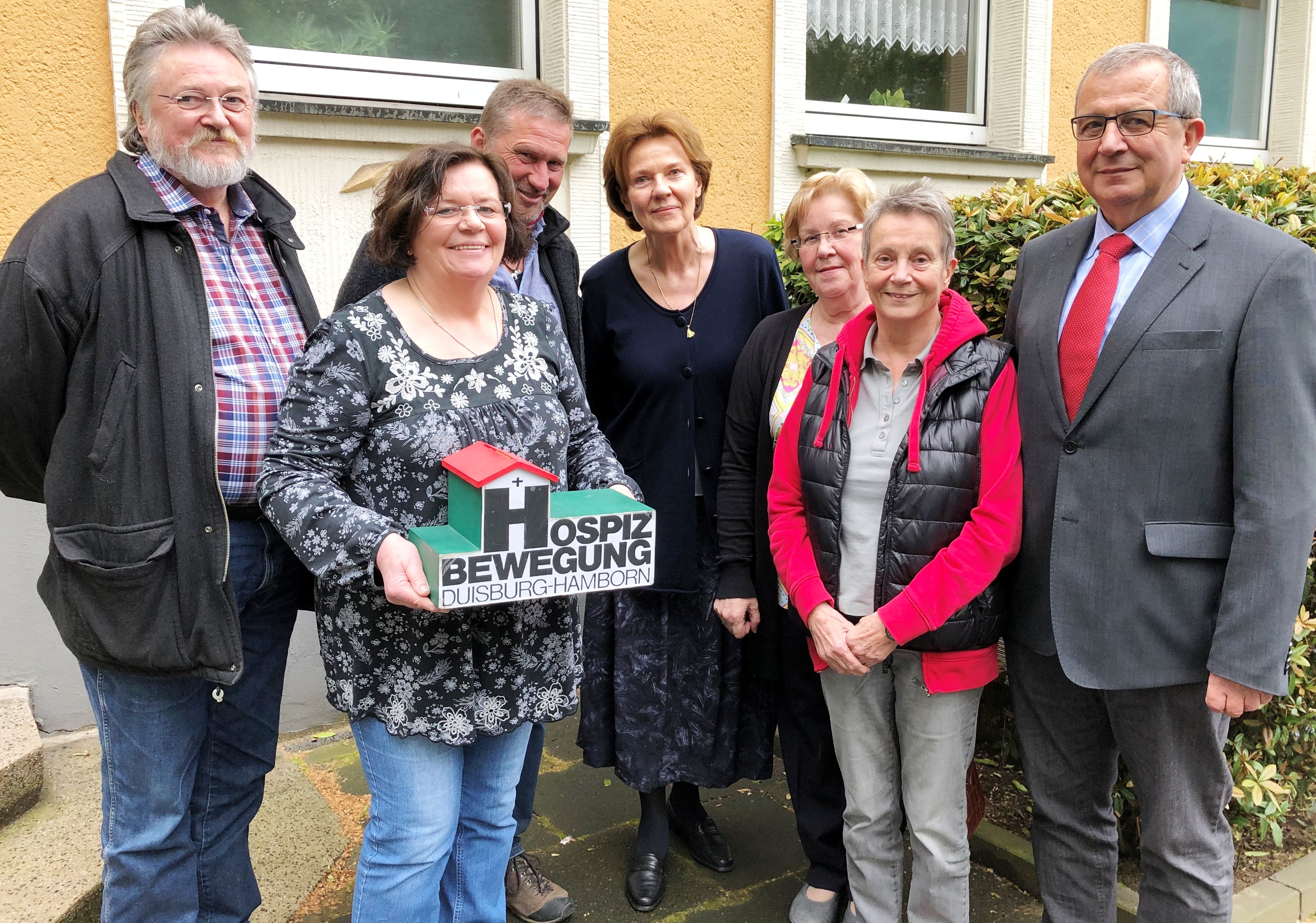Der neugewählte Vorstand der Hamborner Hospizbewegung geht mit viel Zuversicht Es die neue Amtszeit. Auf dem Foto v.l. Beisitzer Bernd Keller, Schriftführerin Waltraud Baus, Beisitzer Wilhelm Oesterschmidt, die stellvertretende Vorsitzende Barbara Kuhler, Kassenwartin Lydia Hable, Beisitzerin Ellen Reimann und Vorsitzender Gerhard Kölven.
Foto: Hospizbewegung Hamborn
