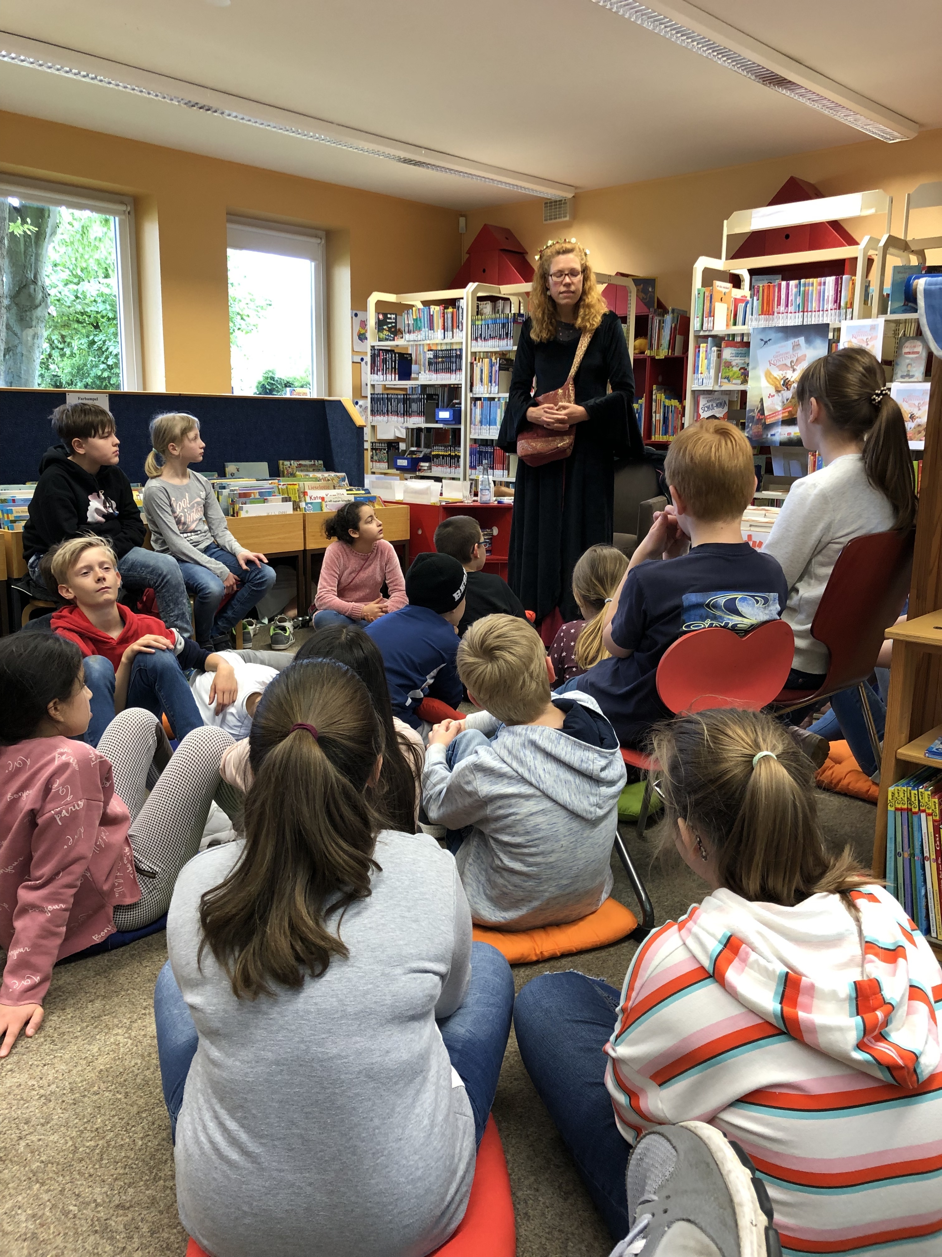 MCG-Deutschlehrerin Heike Harlinghausen schlüpft im Kostüm in eine Rolle des Romans des Welttag des Buches.