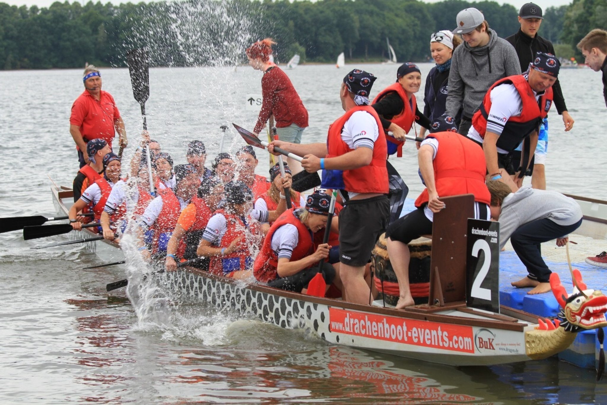 Spaß muss sein: Angefeuert von ihren Steuermännern und den Trommlern, die den Takt vorgeben, lassen die jeweils etwa 18 Ruderer die Paddel durch die Stausee-Fluten gleiten und werden auch mal gehörig nass dabei. Foto: Archiv