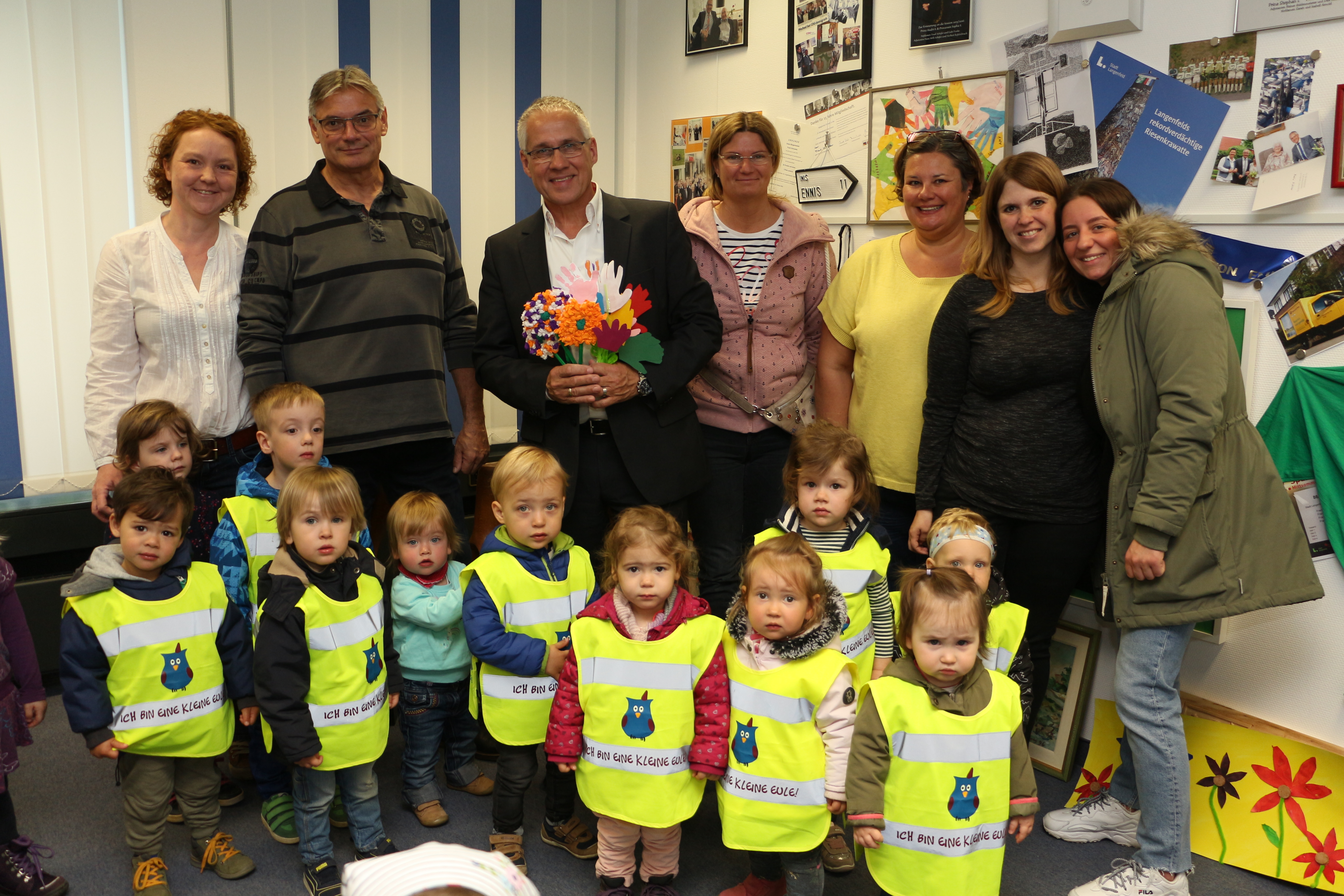 Besuch beim Bürgermeister: Sechs Tageseltern mit den von ihnen betreuten Kindern.