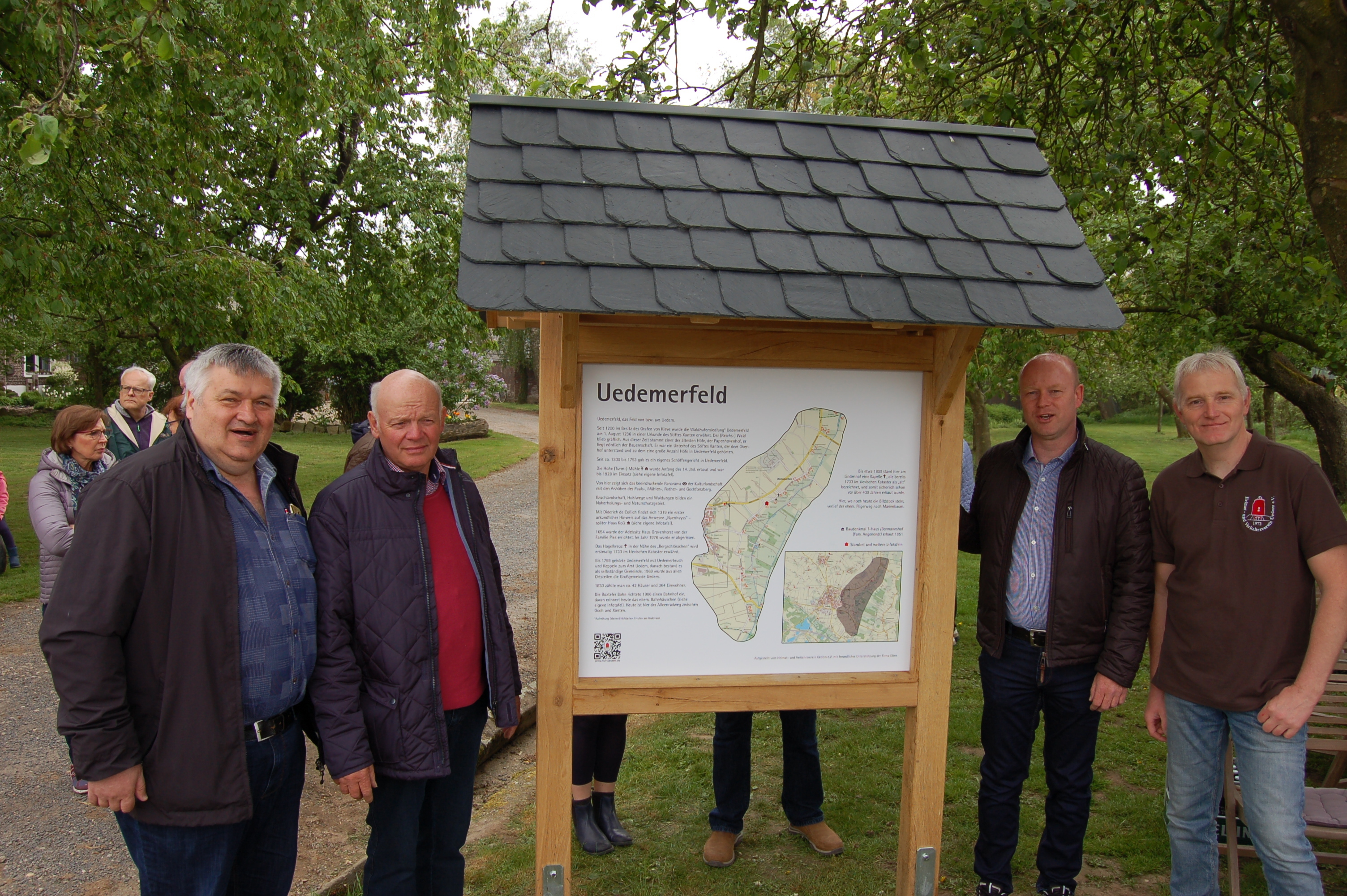 Interessante Informationen aunschaulich präsentiert: Michael Lehmann, Gerd Ingenerf, Werner Baumann und Johannes van de Loo (von links) konnten der Öffentlichkeit die erste Bauernschaftstafel vorstellen.
