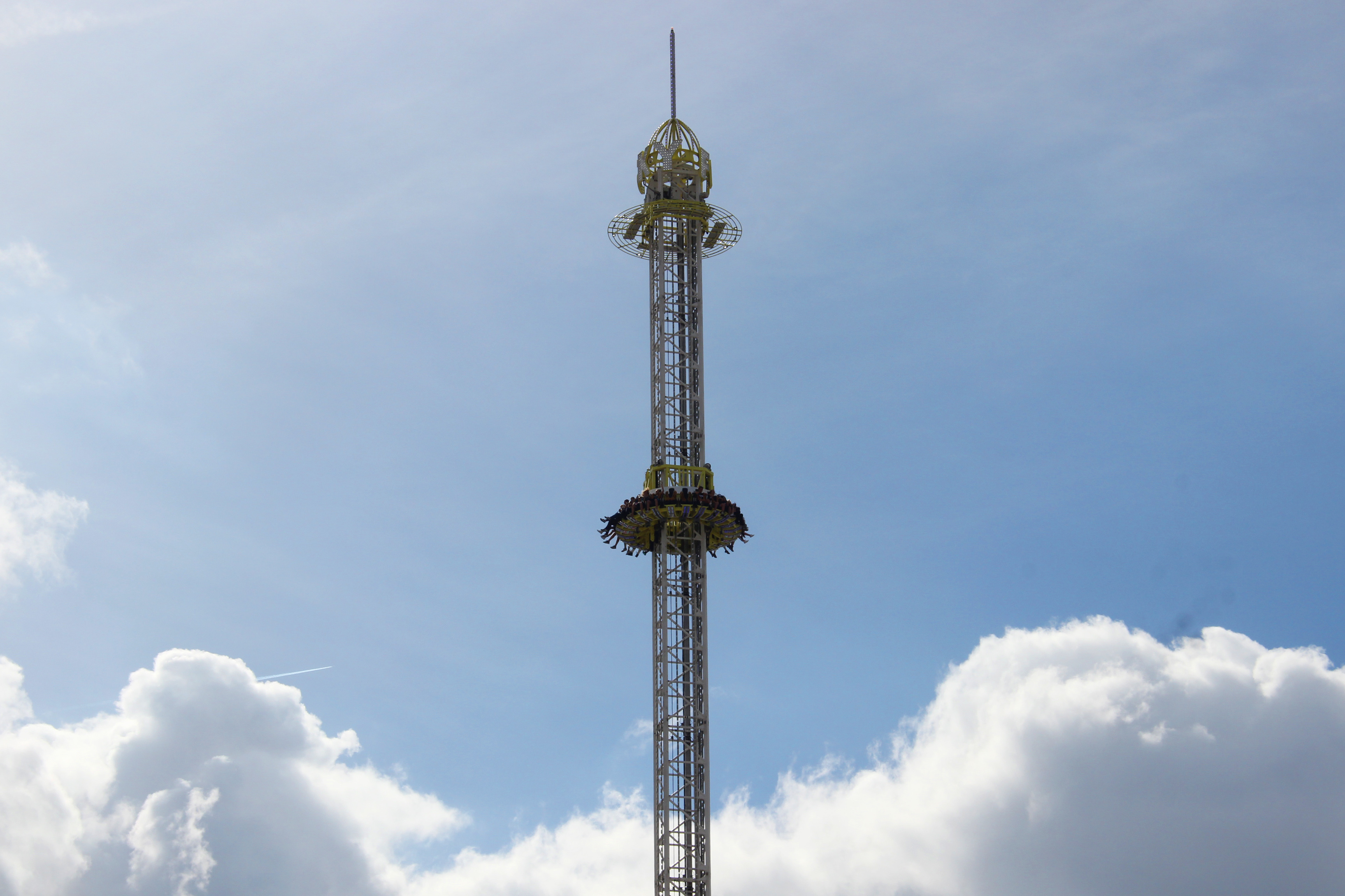 Vom 8. bis 11. Juni erleben mutige Besucher der Mender Pfingstkirmes einen freien Fall aus rund 75 Metern Höhe. Doch der "Skyfall" ist nicht das einzige Highlight der Kirmes. Die folgende Bildergalerie zeigt die Fahrgeschäfte der Mendener Pfingstkirmes 2019...