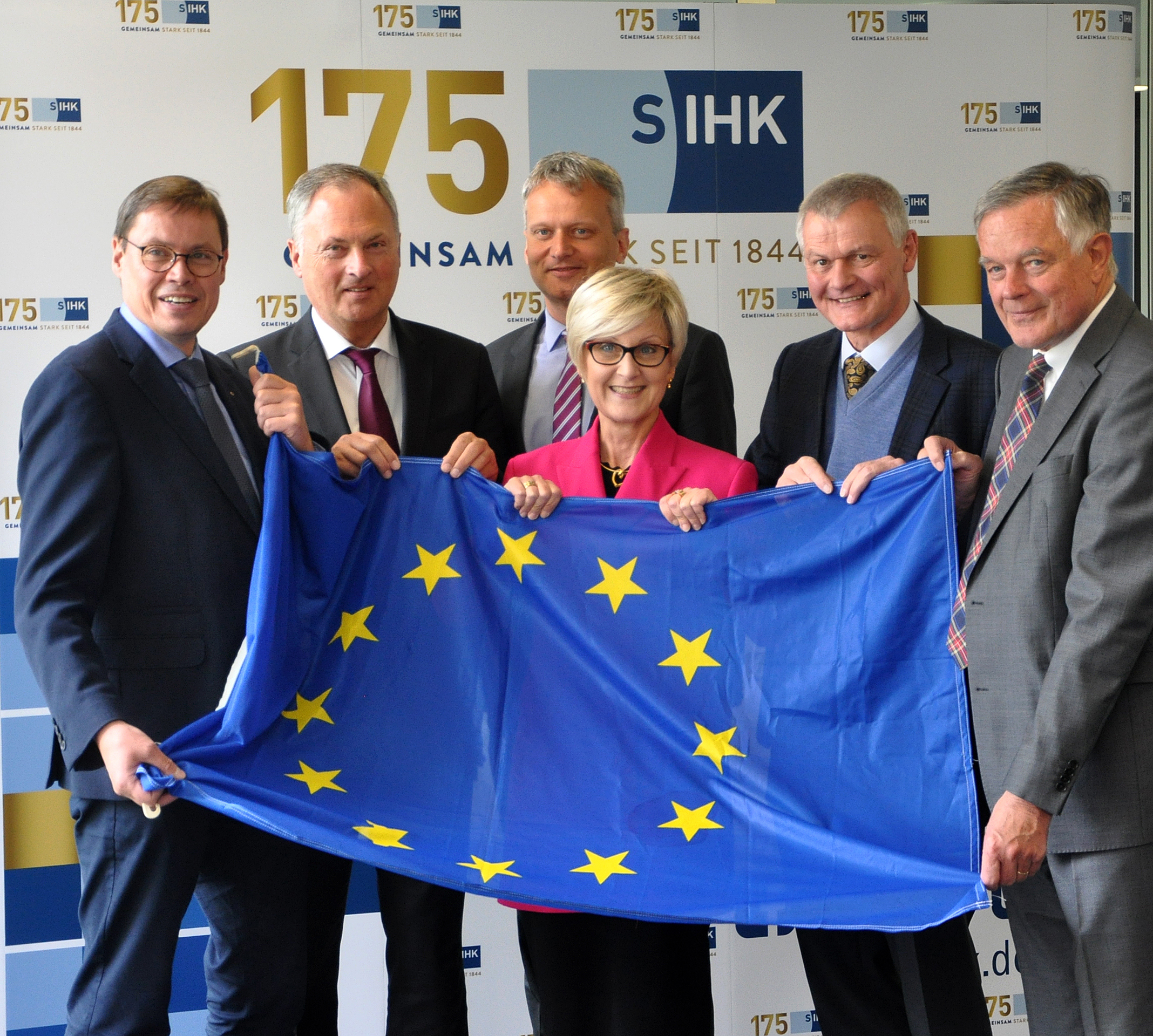Foto:
Von links: Ralf Stoffels (SIHK-Präsident), Andreas Rother (Präsident IHK Arnsberg), Ralf Geruschkat (SIHK-Hauptgeschäftsführer), Dr. Ilona Lange (Hauptgeschäftsführerin IHK Arnsberg), Klaus Gräbener (Hauptgeschäftsführer IHK Siegen) und Felix G. Hensel (Präsident IHK Siegen).
