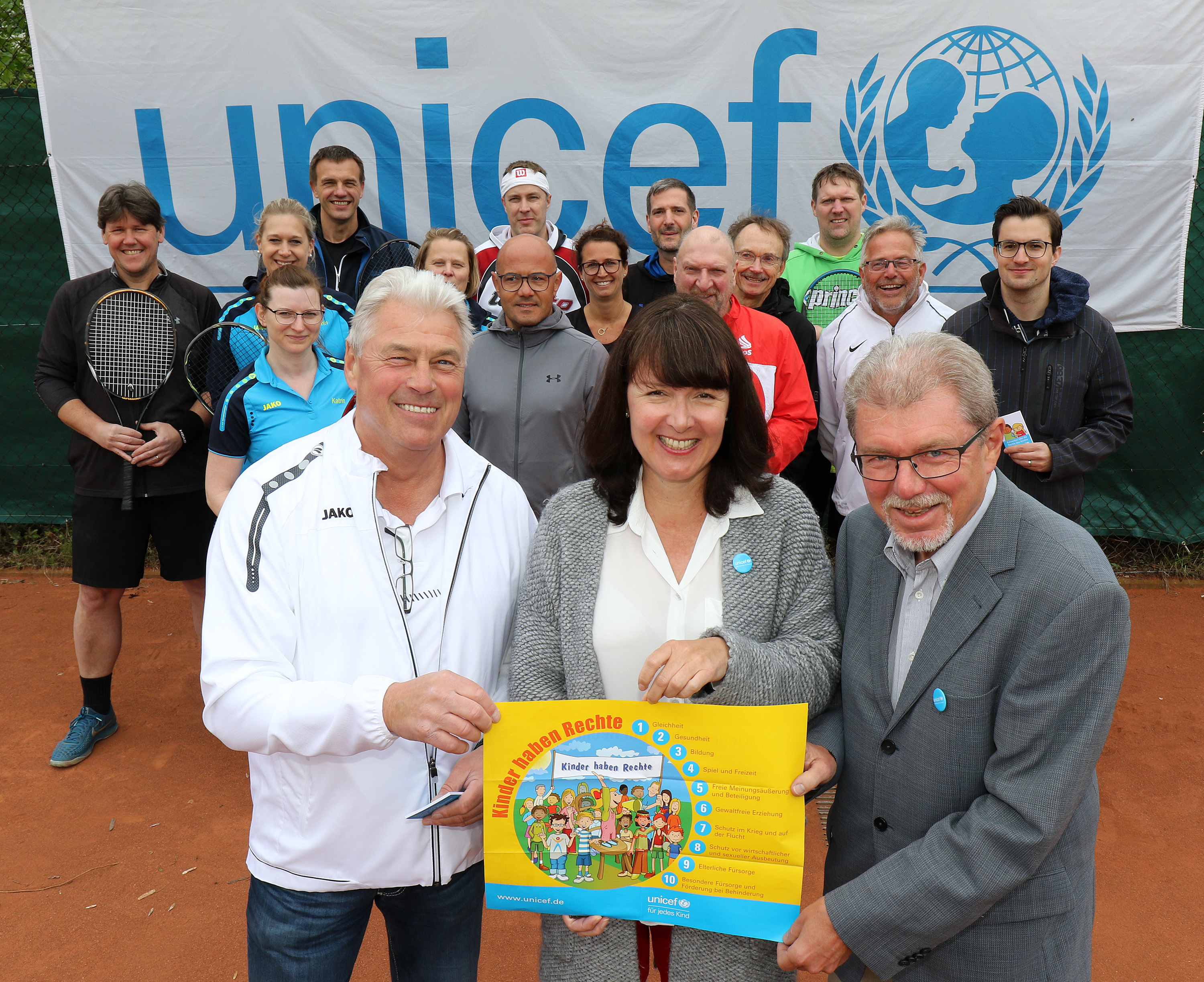 Rüdiger Müller, DTC Gartenstadt, Susanne Seiler und Albert Herzmann von der UNICEF-Arbeitsgruppe freuen sich über den Erfolg.