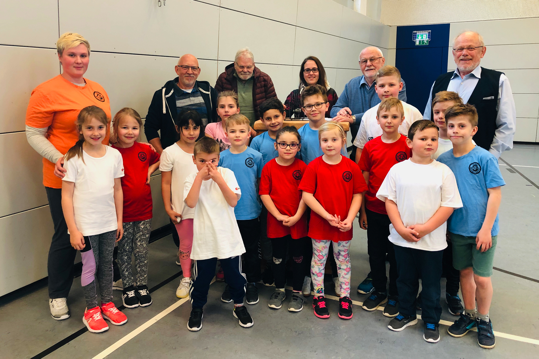 Freude am 8. Mai. Bei der „Zuschuss zur Förderung der Schüler- und Jugendarbeit“-Verlosung wurden die sechs Gewinnerlose gezogen.
