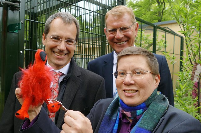 Übergeben wurde der Schlüssel zur Voliere von Prof. Stefan Dieterle (Vorsitzender der Zoofreunde) an die Stadt, vertreten durch Stadträtin Birgit Zoerner. Vertreter der Sparkasse, die den Bau der Voliere untertützt hat, war Dirk Schaufelberger. | Foto: Klinke