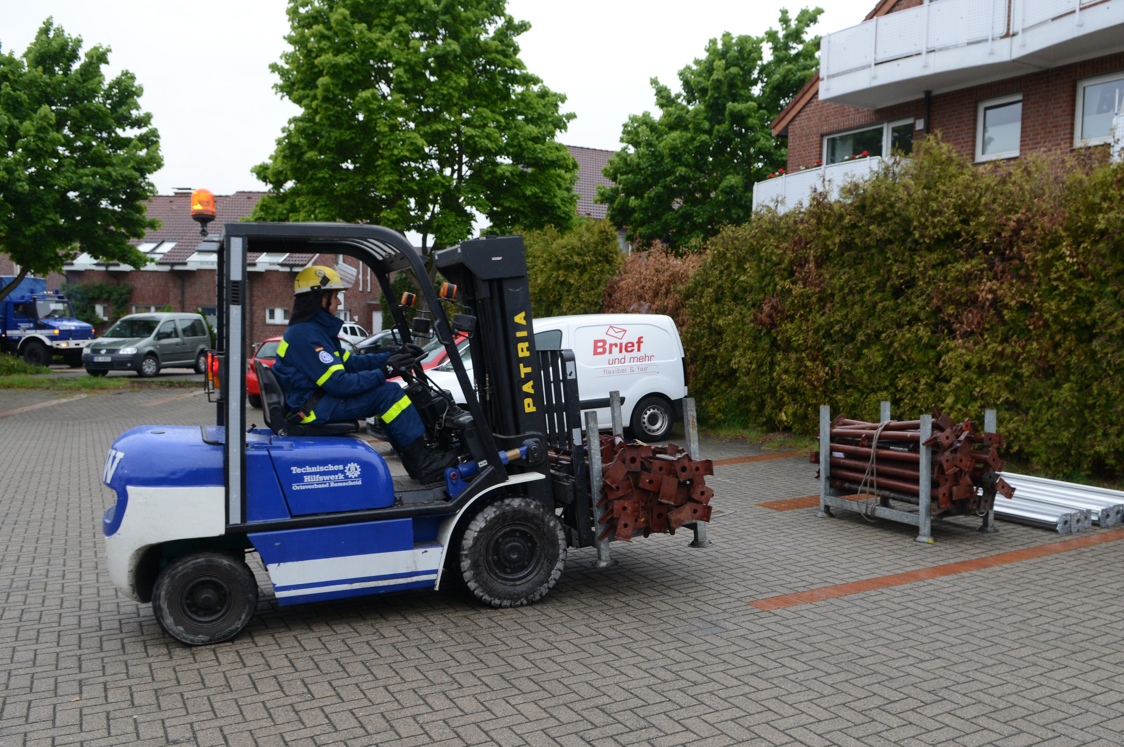 Obwohl das THW das Haus bereits mit Stützen gesichert hat, droht weiter akute Einsturzgefahr.