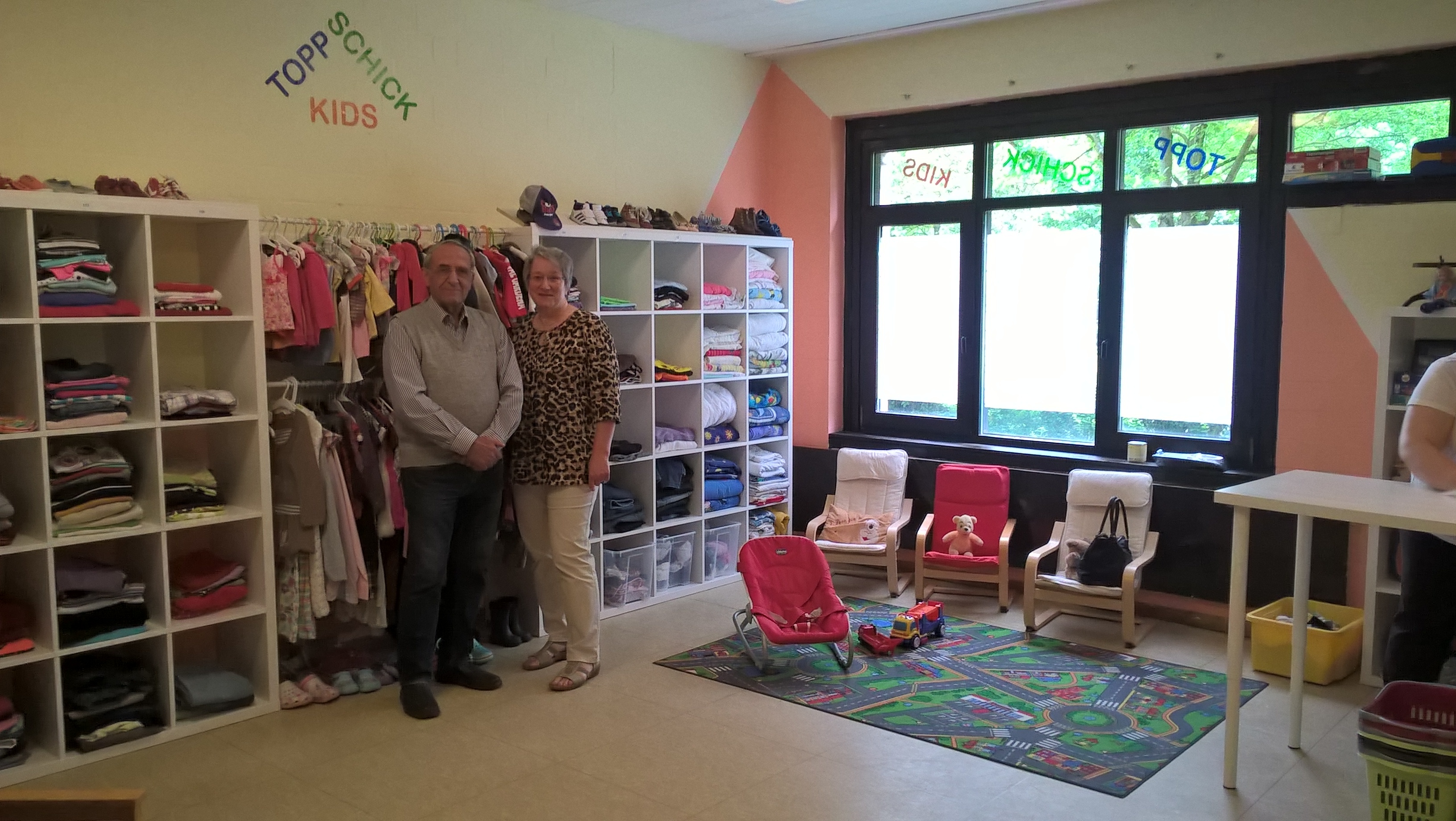 Auch die Leiterin des Kinderkleiderladens TopSchickKids, Anne Langner wird beim Tag der offenen Tür des neuen sozialen Treffpunkts in Obermeiderich am 15. Mai gemeinsam mit Herrn Gazul aus dem Irak Ansprechpartnerin der Gäste sein.