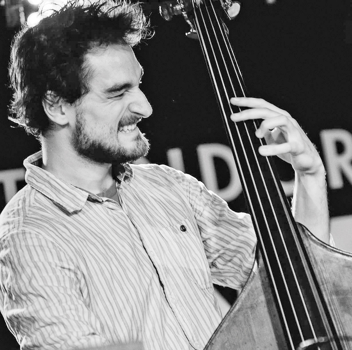 Calvin Lennig am Kontrabass.