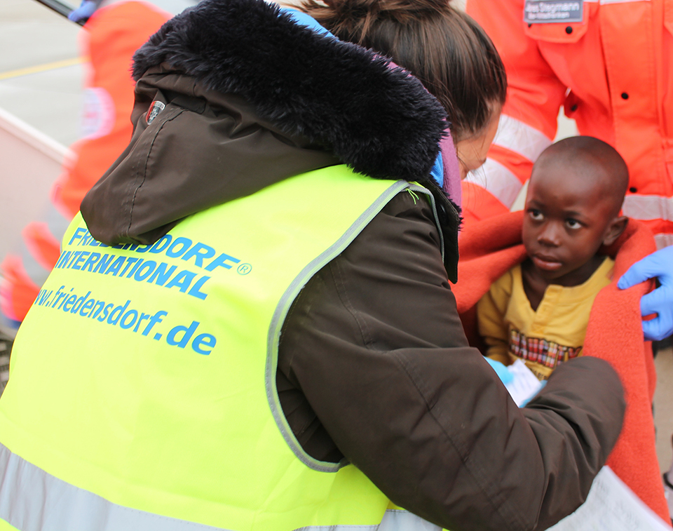 Ankunft der angolanischen Kinder am Düsseldorfer Flughafen.