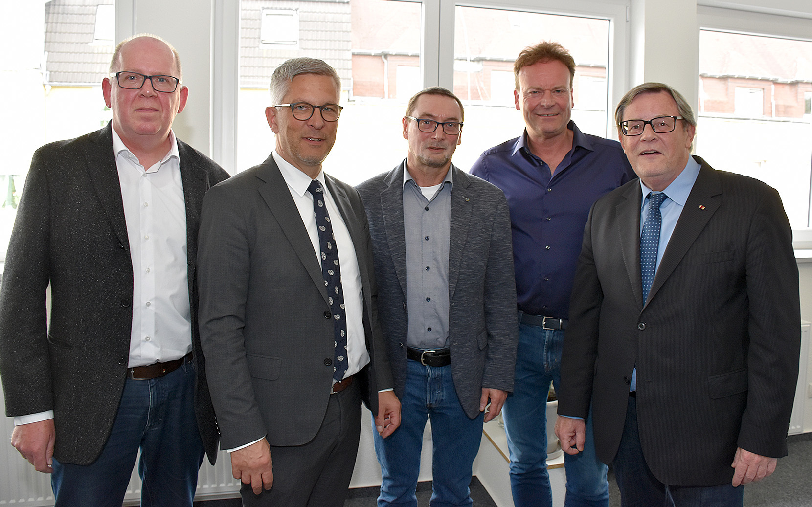 Ralf Schape (M.) begeisterte Thomas Brinkmann (Ruhrverband), OB Erik O. Schulz, Daniel Kraus (Wikinger Reisen) und Bezirksbürgermeister Heinz-Dieter Kohaupt (v.l.) von seinem Projekt.
