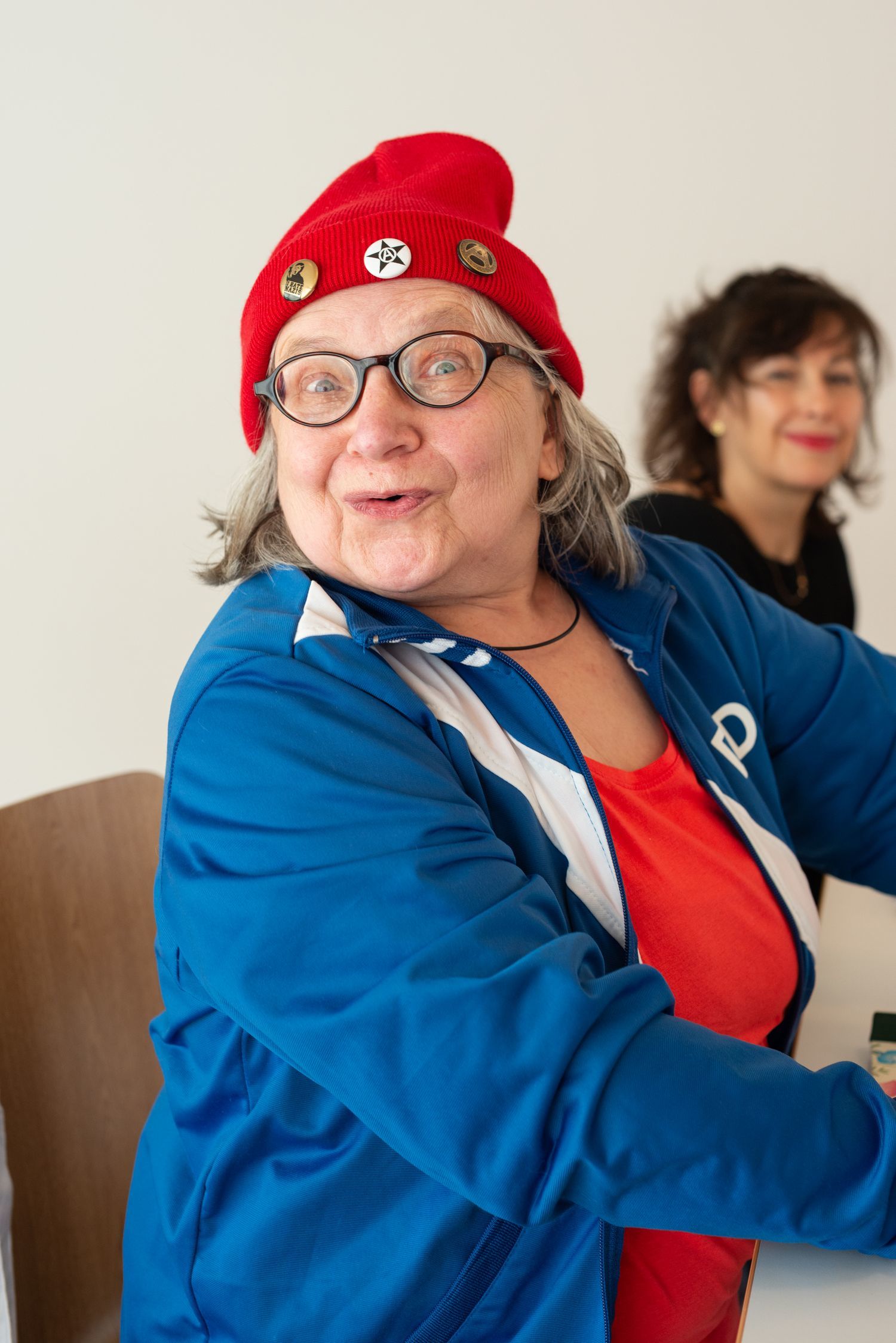 Regisseurin Adele von Ruthenau (Edeltraud Renn) strapaziert die Nerven ihrer Assistentin Elli (Christine Schnell, im Hintergrund).