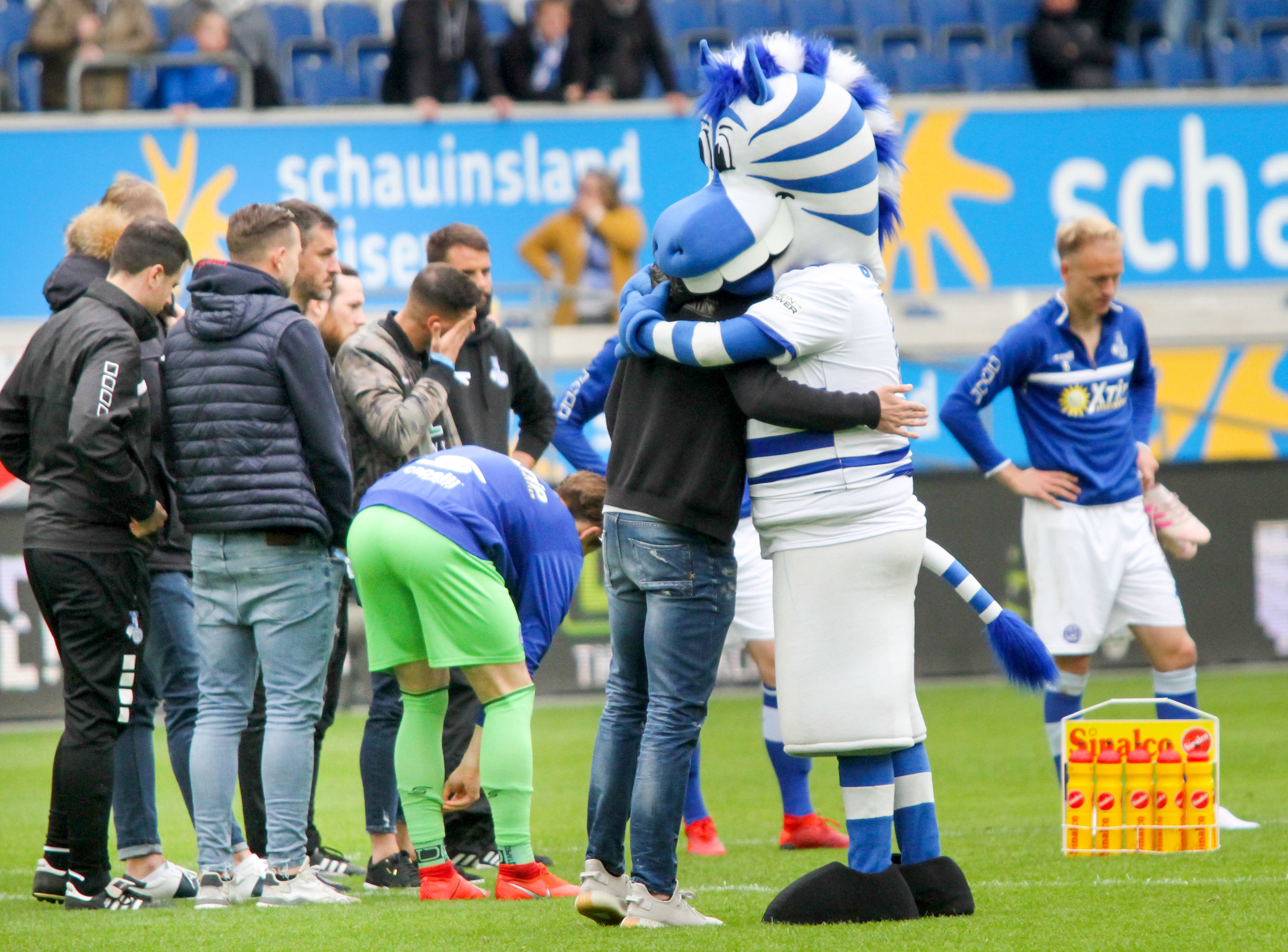 Maskottchen Ennatz musste am Ende viele trösten auf dem Rasen.