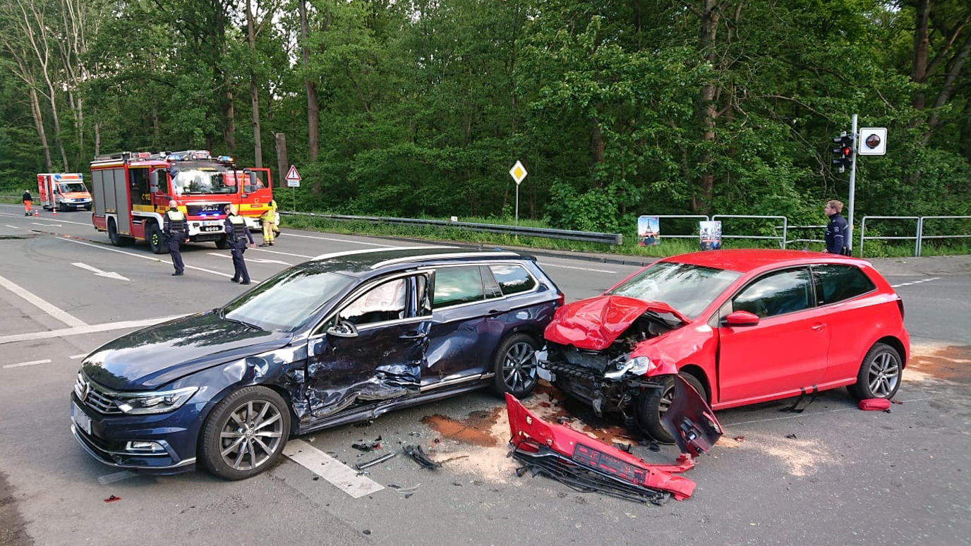 Zwei Autos kollidierten auf der Kreuzung an der Wethmarheide.