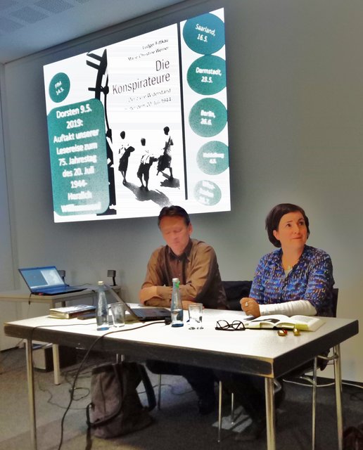Im Vortragssaal des jüdischen Museums Westfalen: Ludger Fittkau und Marie Christine Werner hatten als Autor*innen dieser historischen Widerstandsbiographien auch bereits einige nachträglich erarbeitete Materialien zusammengetragen, die nicht mehr in der Druckausgabe veröffentlicht werden konnten.