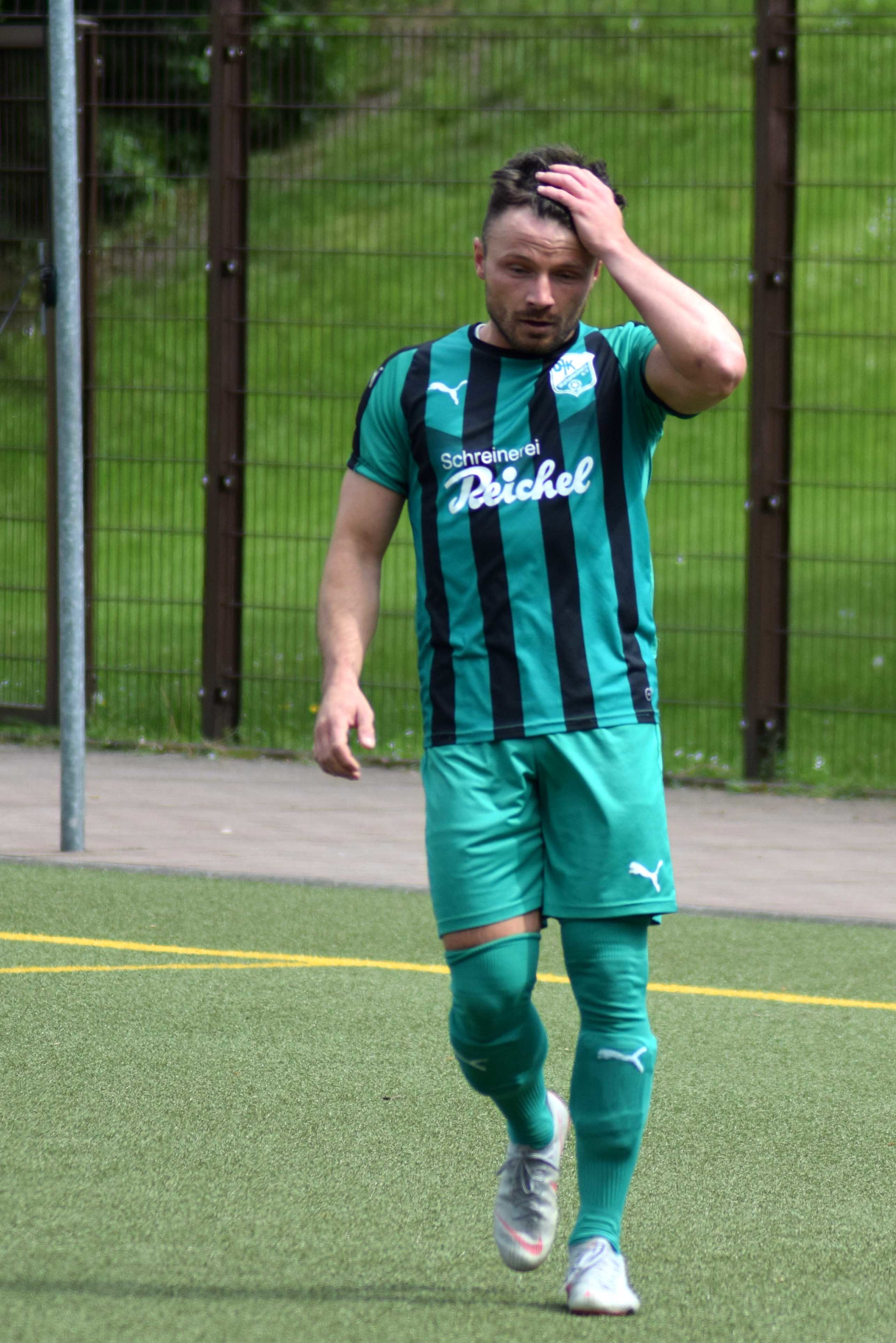 Wie geht so etwas? scheint sich DJK-Goalgetter Kamil Kokoschka zu fragen. Nach 20 Minuten 3:0 geführt und doch verloren. Foto: Peter Mohr