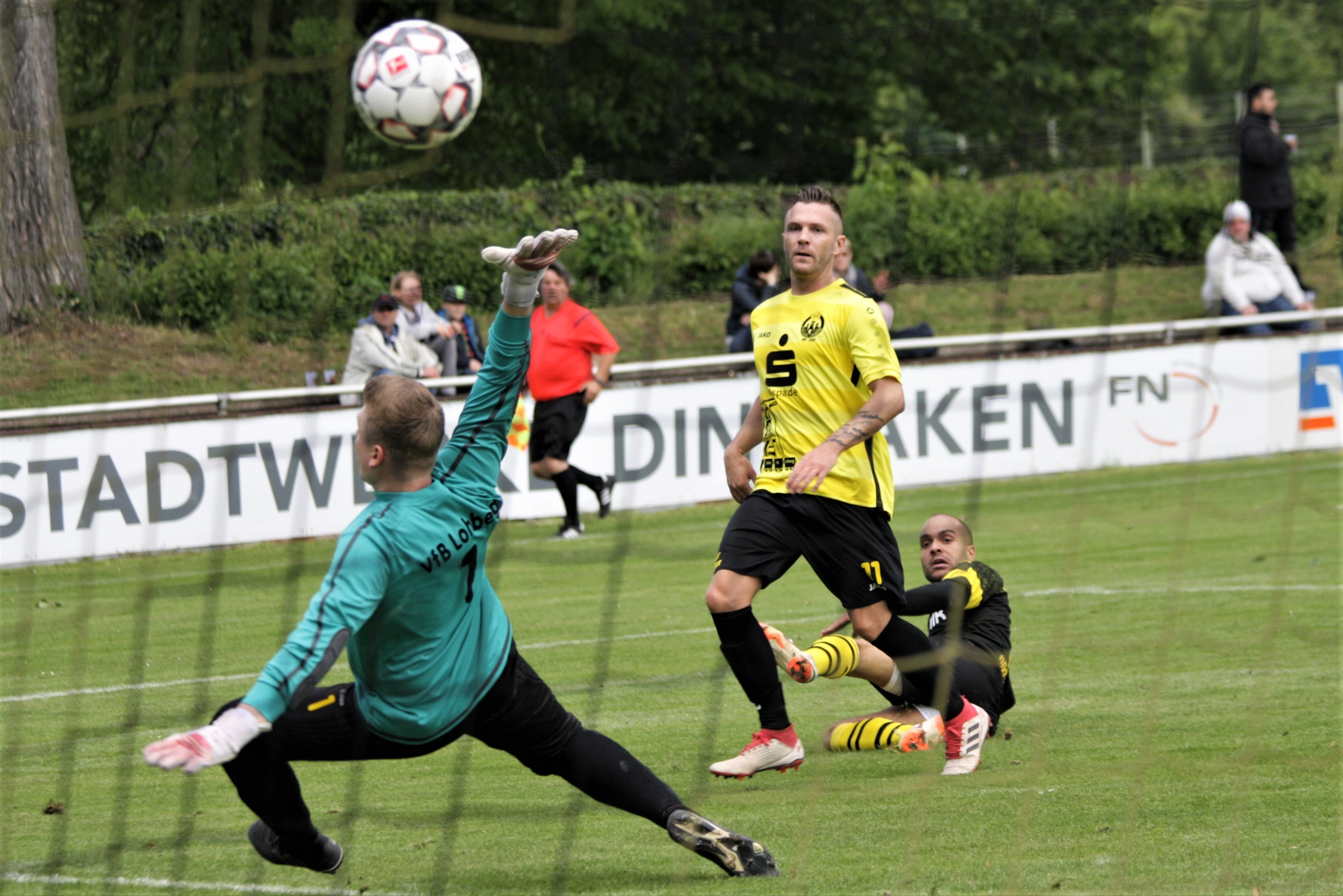 David Odonkor erzielt im liegen das Tor zum 1:2 für den BvB.