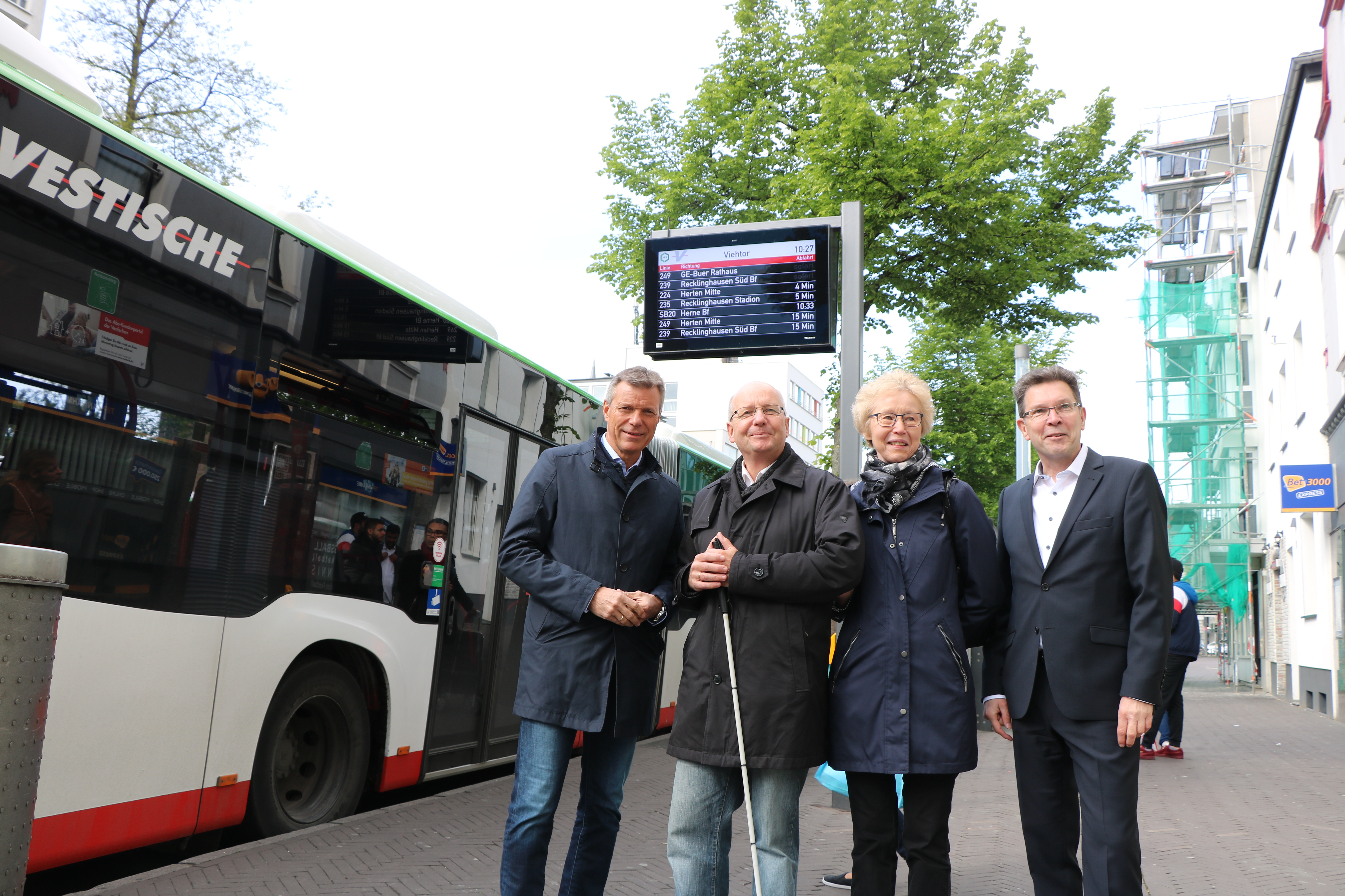 Auf digitalen Abfahrtsmonitoren werden die aktuellen Abfahrtszeiten der Buslinien online angezeigt und auch vorgelesen.