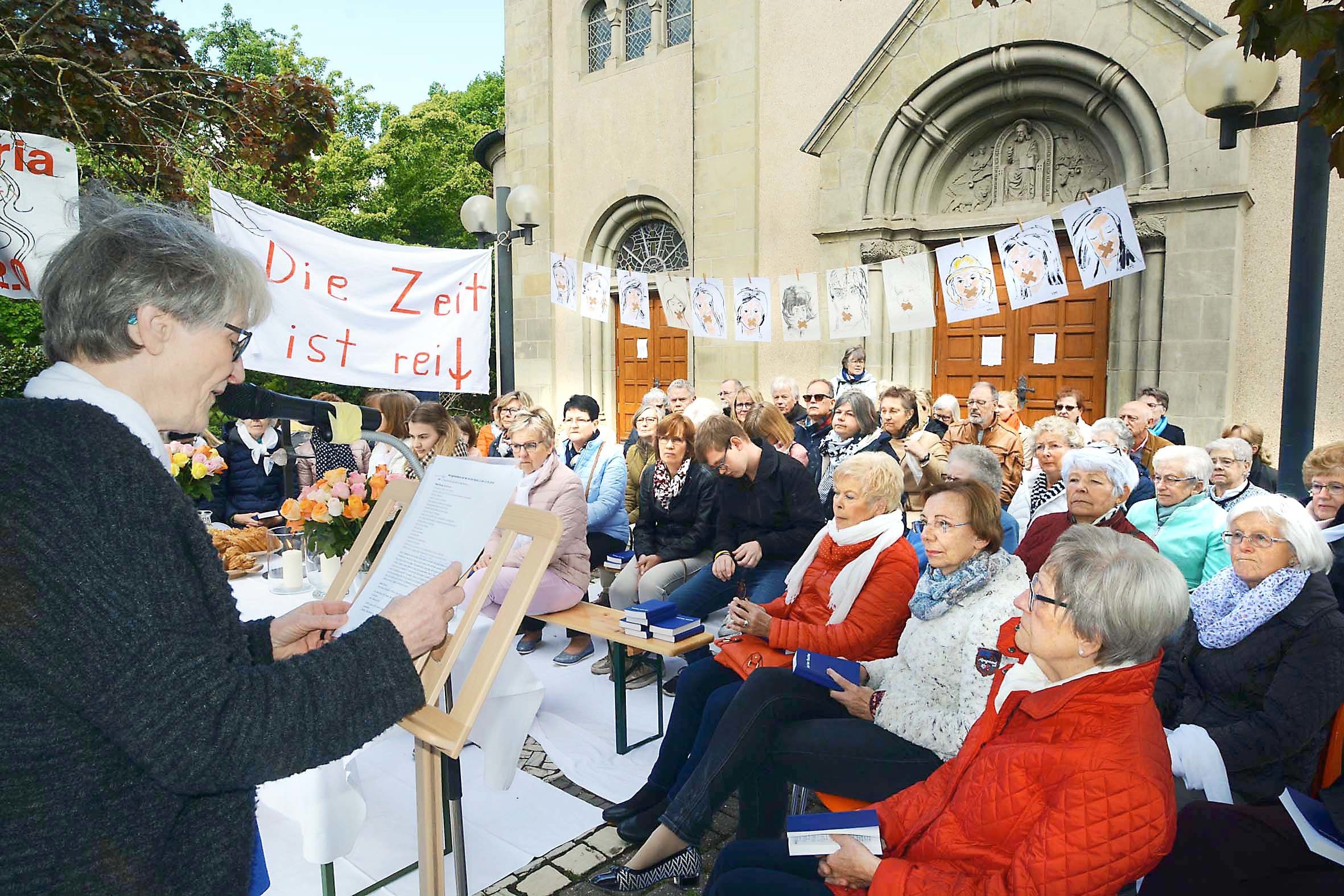 Mit einem Informationsabend und nun einem außergewöhnlichen Sonntags-Gottesdienst unter zahlreichen Protestplakaten draußen vor den Türen der St.-Michael-Kirche haben vor allem die Lanstroper Katholikinnen unter Regie ihrer Frauengemeinschaft (kfd) den in Münster initiierten Kirchenstreik "Maria 2.0" aufgegriffen. Ihr Protest richtet sich gegen Machtstrukturen in der Katholischen Kirche und die Vertuschung von sexuellem Missbrauch durch Amtsträger. Sie fordern die Erneuerung der Kirche, u.a. den Zugang von Frauen zu allen Kirchenämtern und die Aufhebung des Pflichtzölibats.Foto: Günter Schmitz