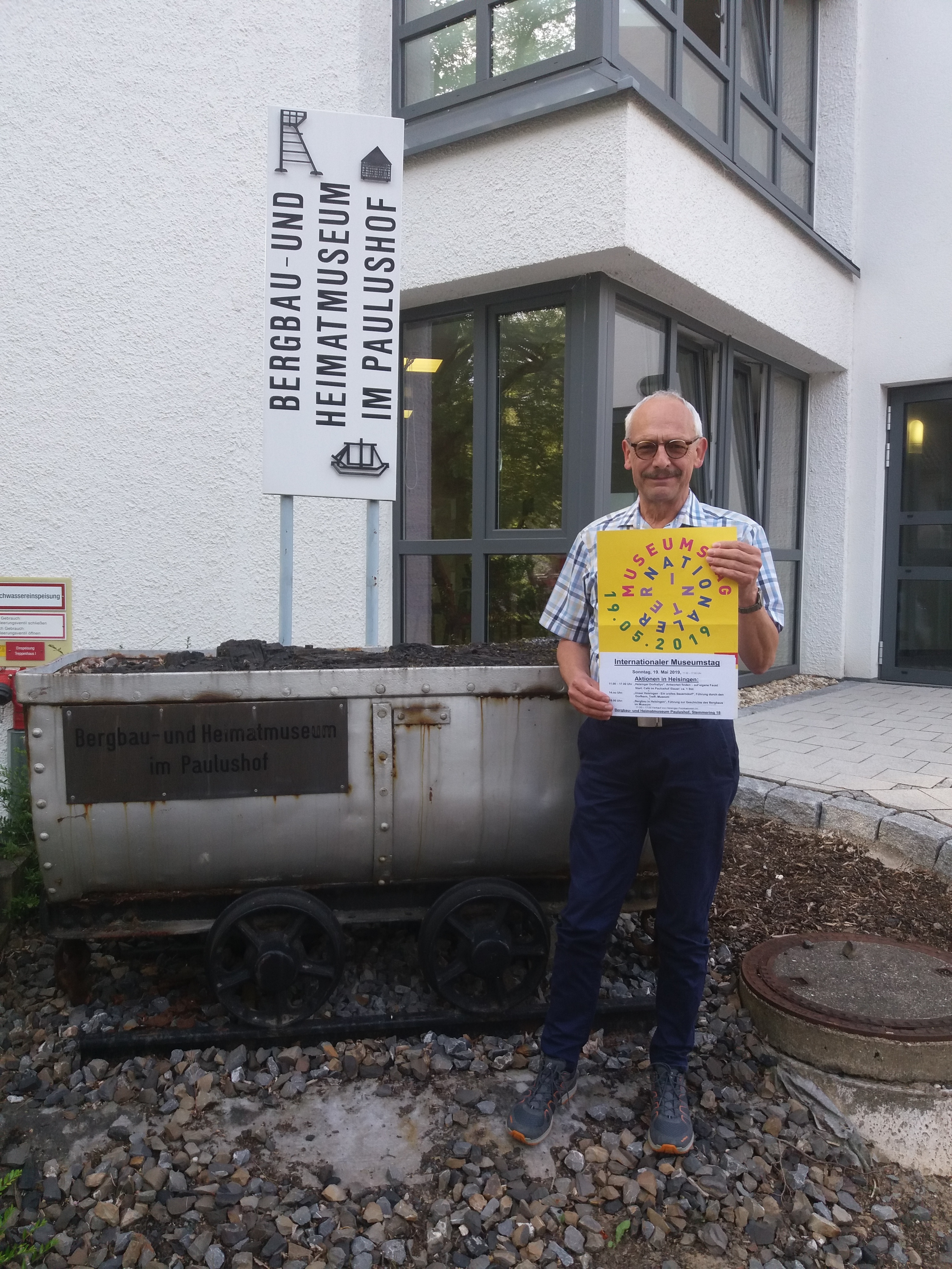 Jürgen Döhl präsentiert das Plakat des Museumstags. Foto: privat