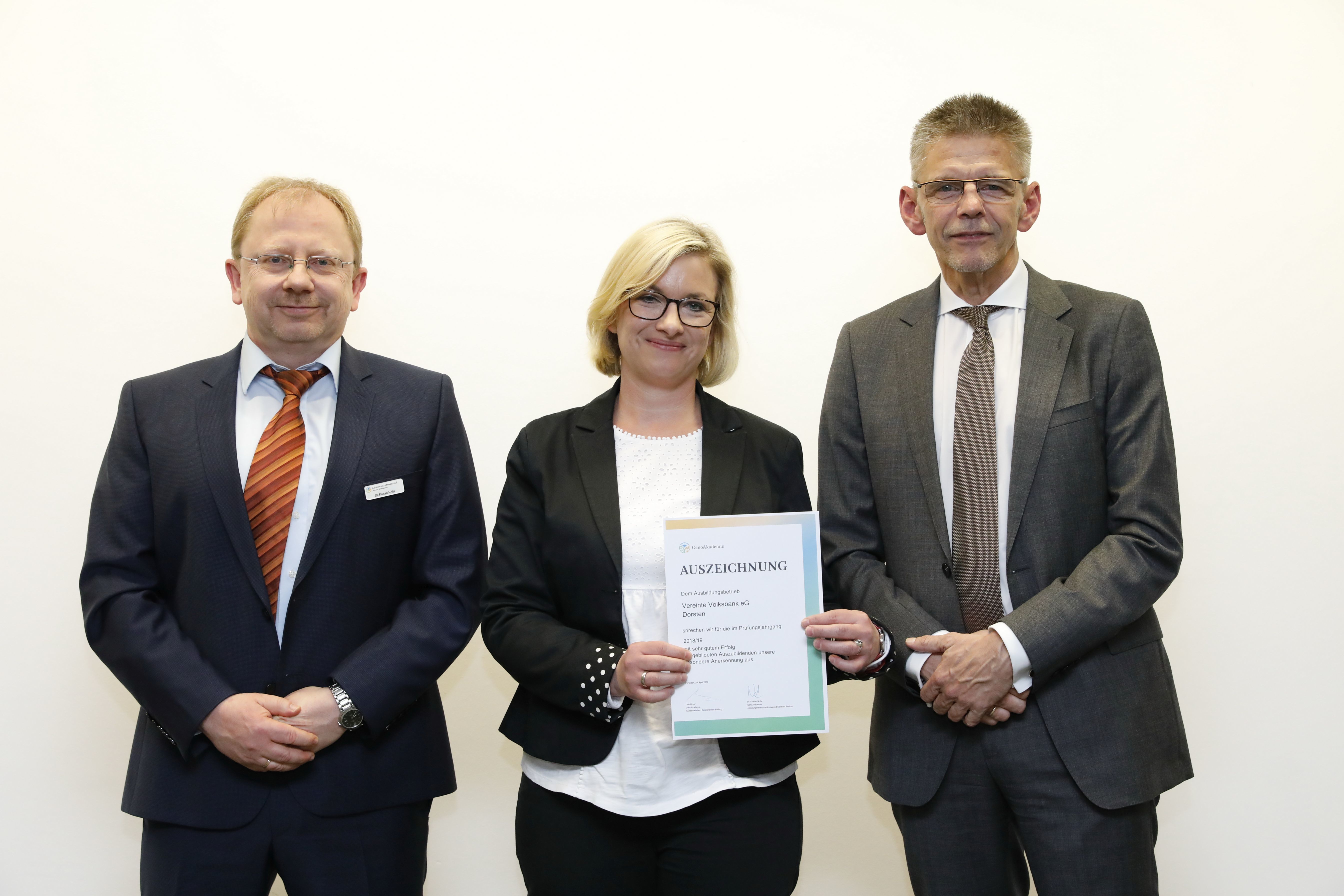 Für erfolgreiche Nachwuchsarbeit geehrt: Ausbildungsleiterin Nadine Aschoff von der Vereinten Volksbank nahm die Auszeichnung in einer Feierstunde von Abteilungsleiter Dr. Florian Nolte (r.) von der GenoAkademie des Genossenschaftsverbandes in Rösrath-Forsbach entgegen.
