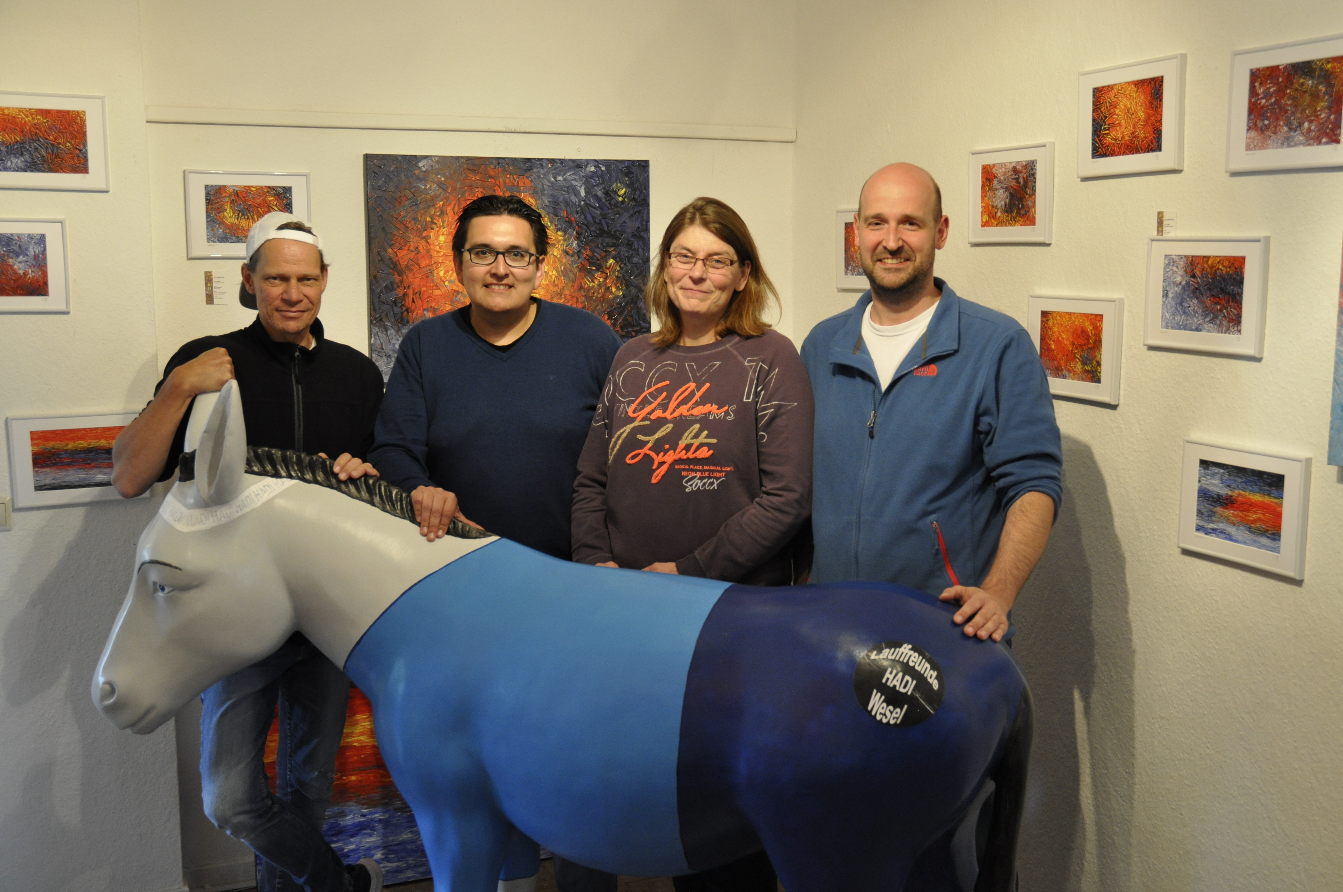 Der Künstler Ron Franke (l.) und die Wesel wiegt weniger-Teilnehmer Christian, Monika und Timo (v.l.), zusammen mit dem neuen Vereinsesel der HADIs.