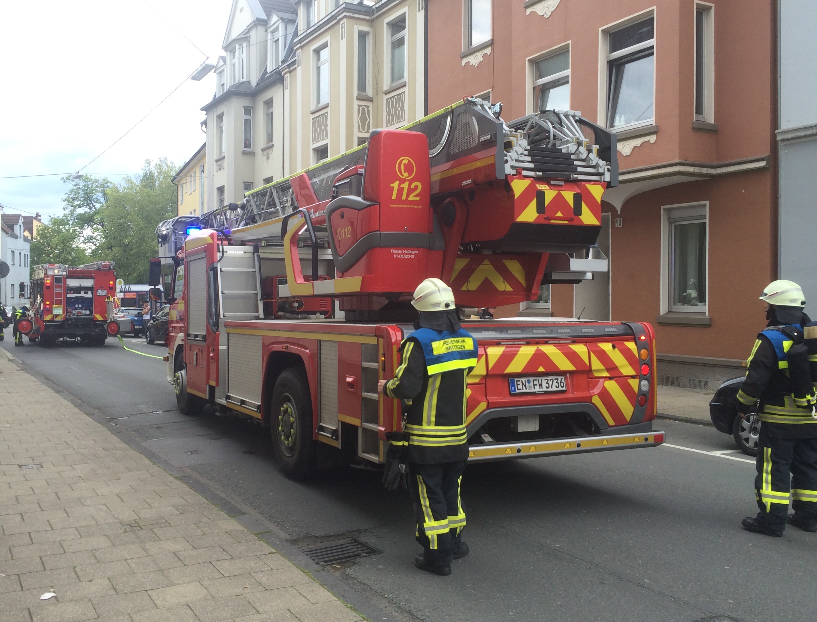 Gestern nachmittag ging in der Nordstraße bei einem Brandeinsatz der Hattinger Feuerwehr nichts mehr. Der Grund für den Einsatz war (wieder einmal) angebranntes Essen. Foto: Feuerwehr/Herkströter