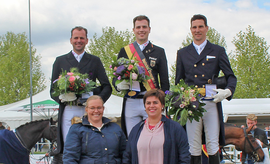Foto © Jürgen Thoms - Aus der Serie: Siegerehrung Deutsches Championat der Berufsreiter Dressur 2019
(v.l.) Heiner Schiergen, Frederic Wandres, Ants Bredemeier, Isabell Wiese von der Geschäftsführung des Reitsportzentrums Massener Heide und Carolin Lux Geschäftsführerin und Mitglied des Vorstandes der Bundesvereinigung der Berufsreiter