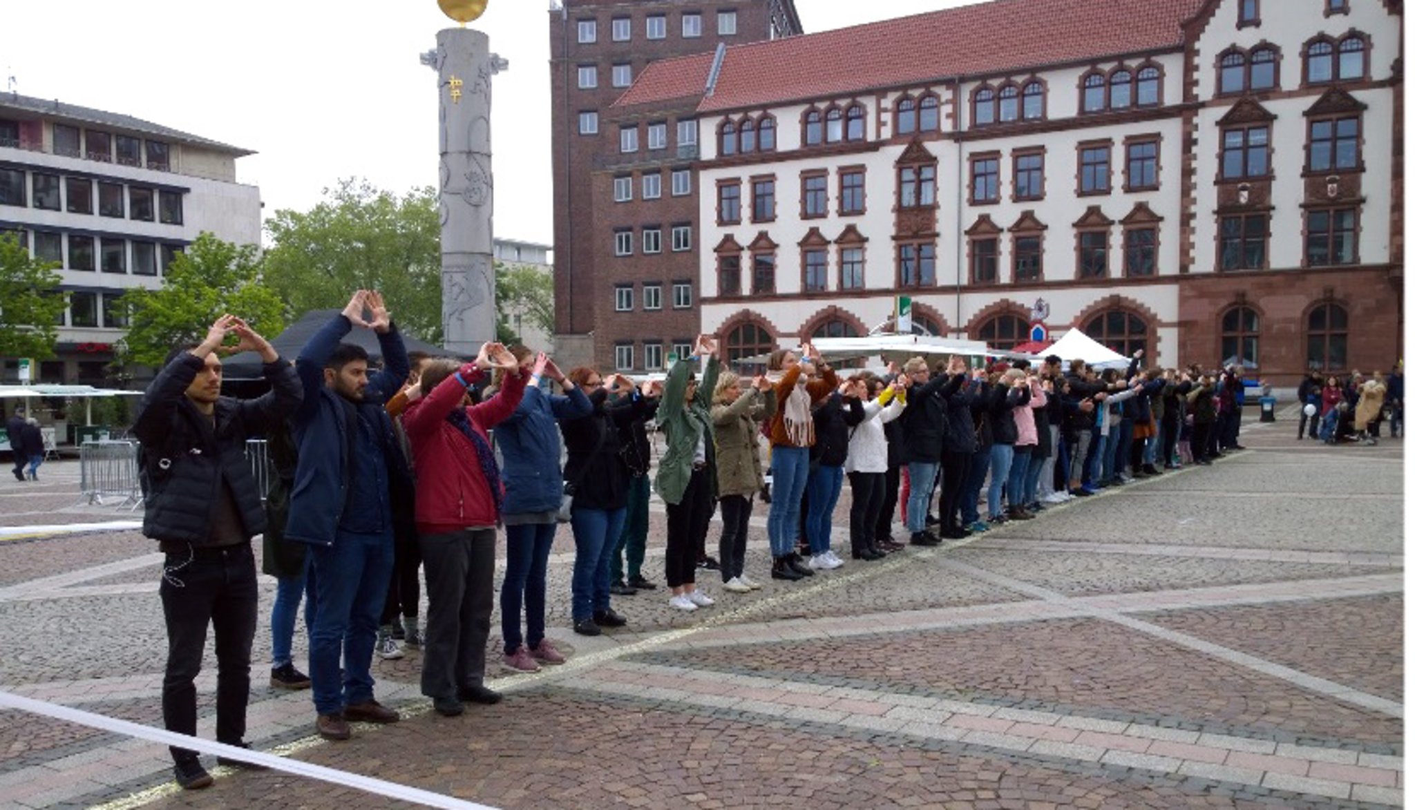 Theater der 10.000 als Performance auf dem Friedensplatz Dortmunder