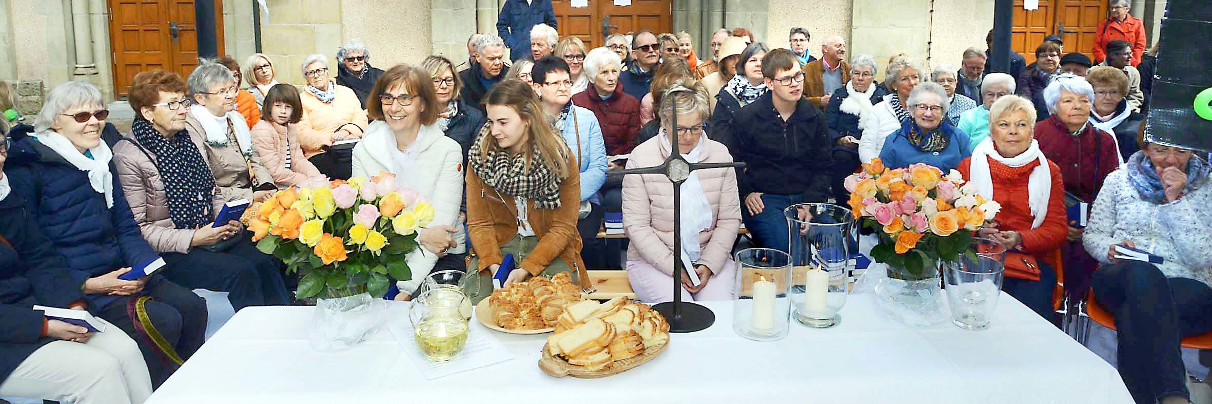 Den Altar mit Kreuz und Kerzen, Wein, Brot und bunten Rosensträußen hatte man bzw. frau für den Open-Air-Gottesdienst kurzerhand auf dem Kirchplatz an der Michaelstraße aufgebaut