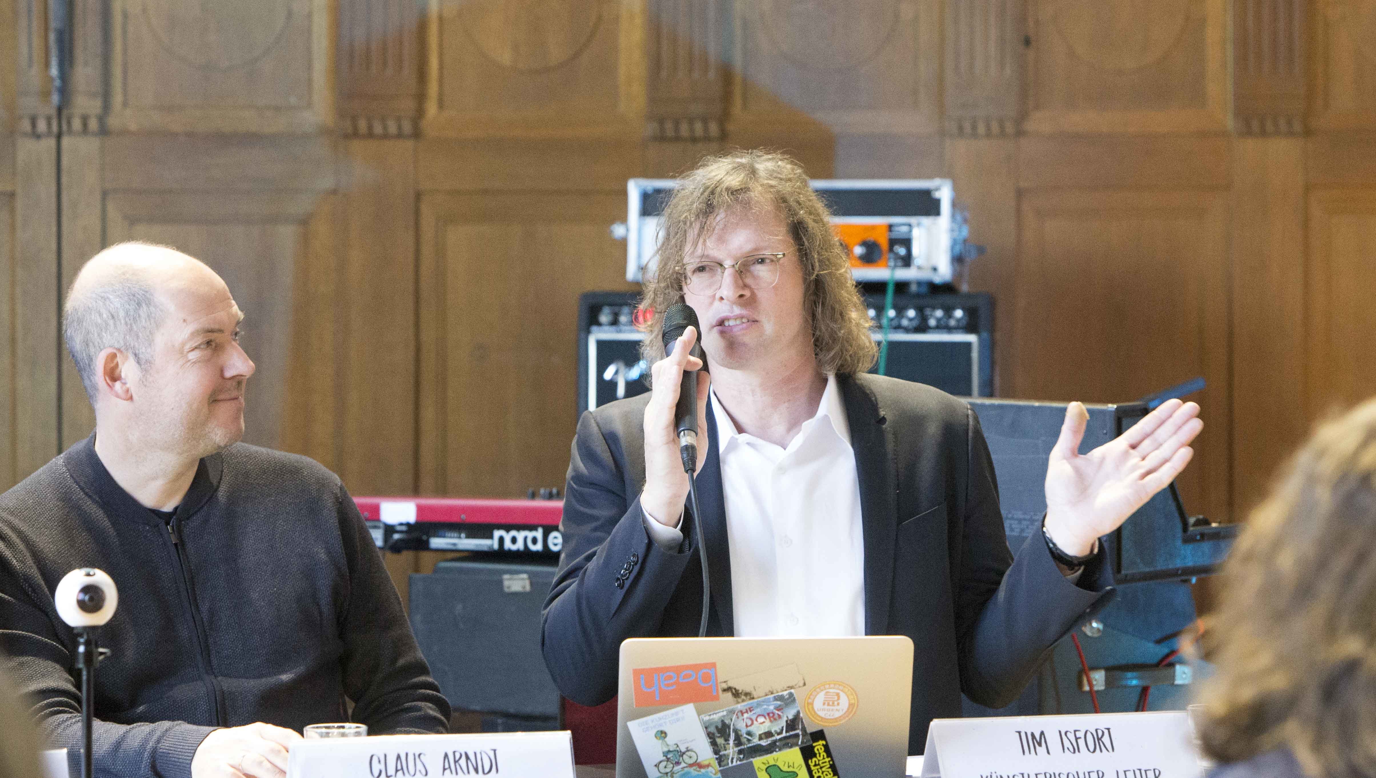 Claus Arndt (li.), Geschäftsführer der Moers Kultur GmbH, und der künstlerische Leiter Tim Isfort, stellten nun das Programm auf den Straßen und weiteren Plätzen in der Stadt vor.