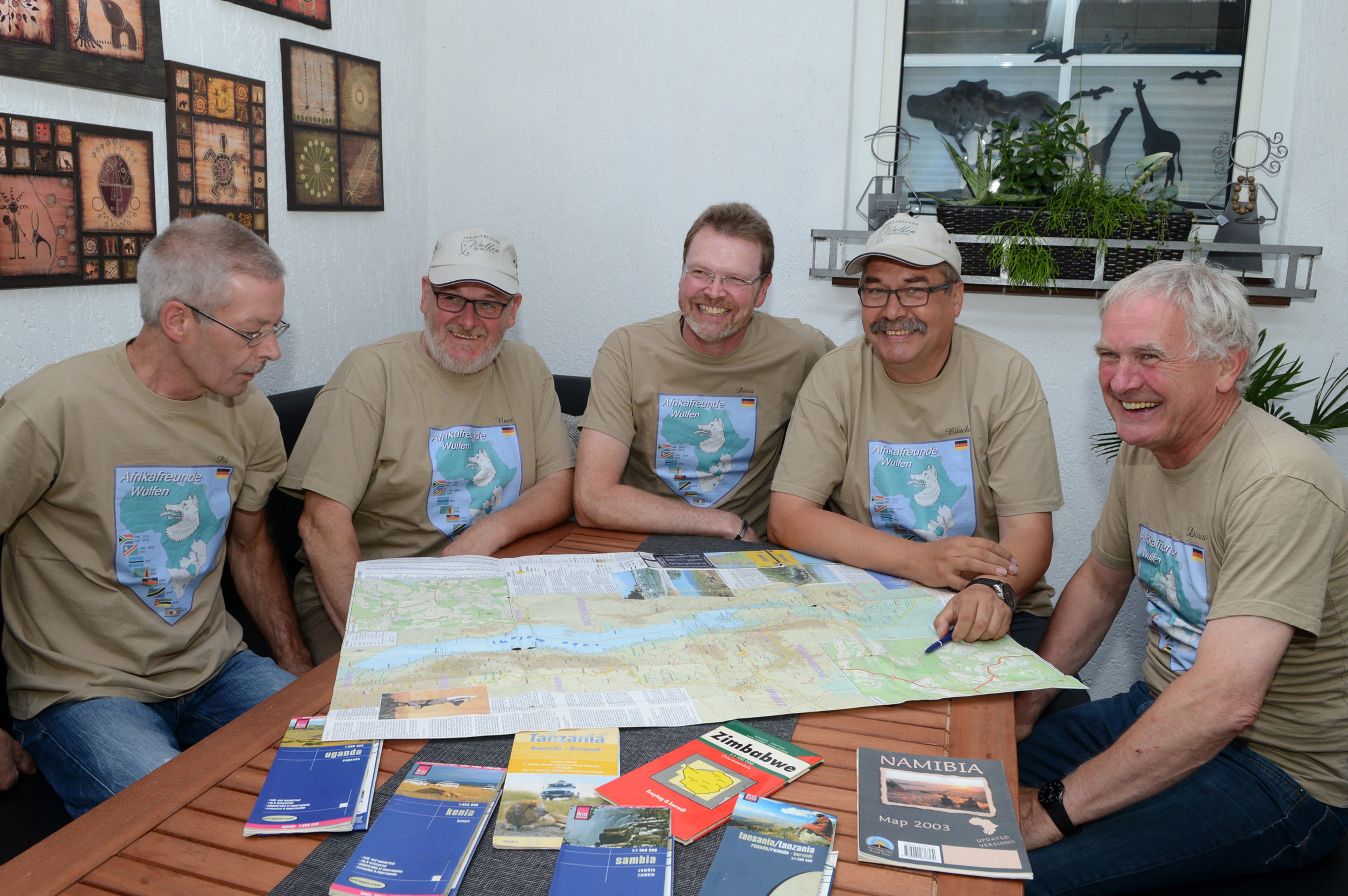 Auf den ersten Afrikatag in Wulfen freuen sich Pit Brzezinski, Bernhard (Nase) Heming, Günter Hessing, Ritschi Vadder und Hannes Schürmann, die sogenannten Big-Five der Afrikafreunde Wulfen.