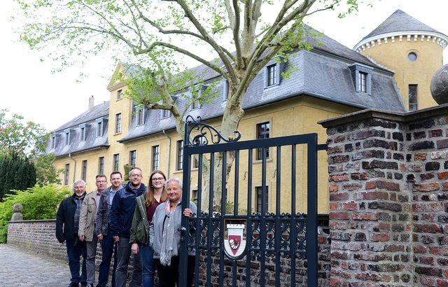 Jürgen Schmidt, Thomas Arnold, Christian Hoppe, Mirko Biester, Anna Müschenborn und Margit Kocnar (v. l. n. r.) bereiten sich auf die Öffnung der Schlosstore zur sechsten Schlossweihnacht vor.