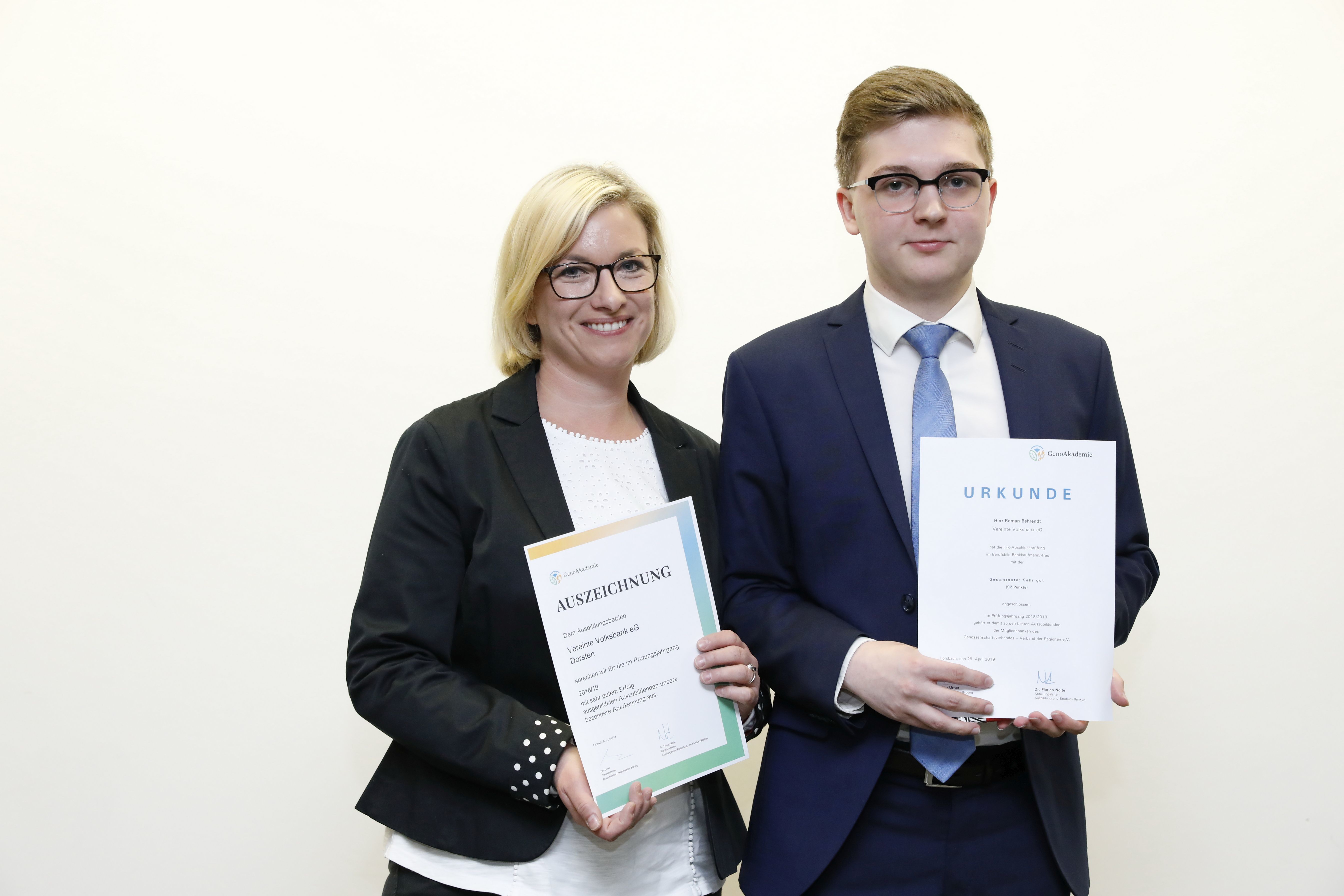 Der ehemalige Azubi Roman Behrendt für seinen Einser-Abschluss in der GenoAkademie des Genossenschaftsverbandes in Rösrath-Forsbach ausgezeichnet. Links im Bild Ausbildungsleiterin Nadine Aschoff von der Vereinten Volksbank.