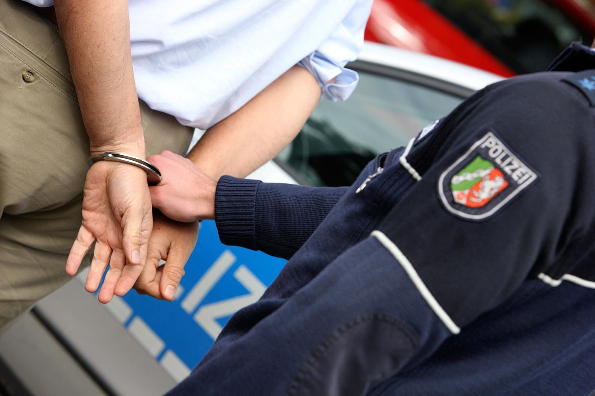 Die Polizei legte dem Rentner vorläufig Handfesseln an. Die Waffe fanden sie in seinem Rucksack.