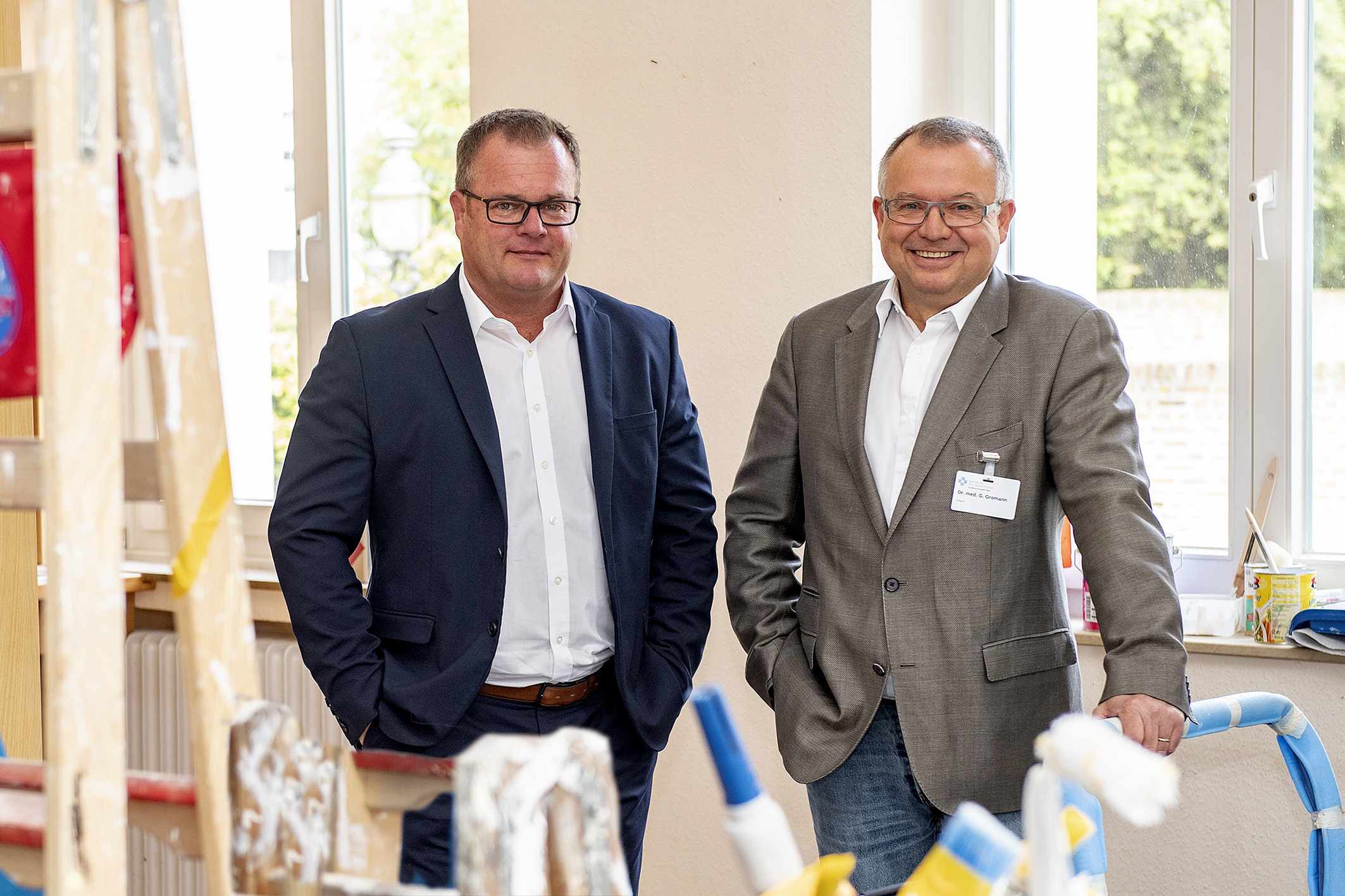 Sechs Wochen vor der Eröffnung der neuen Tagesklinik präsentieren sich die Räume im St. Nikolaus-Hospital schon hell und freundlich. Alexander Noack und Dr. Gerd Gromann (v.l.) freuen sich über die verbesserte Versorgung.