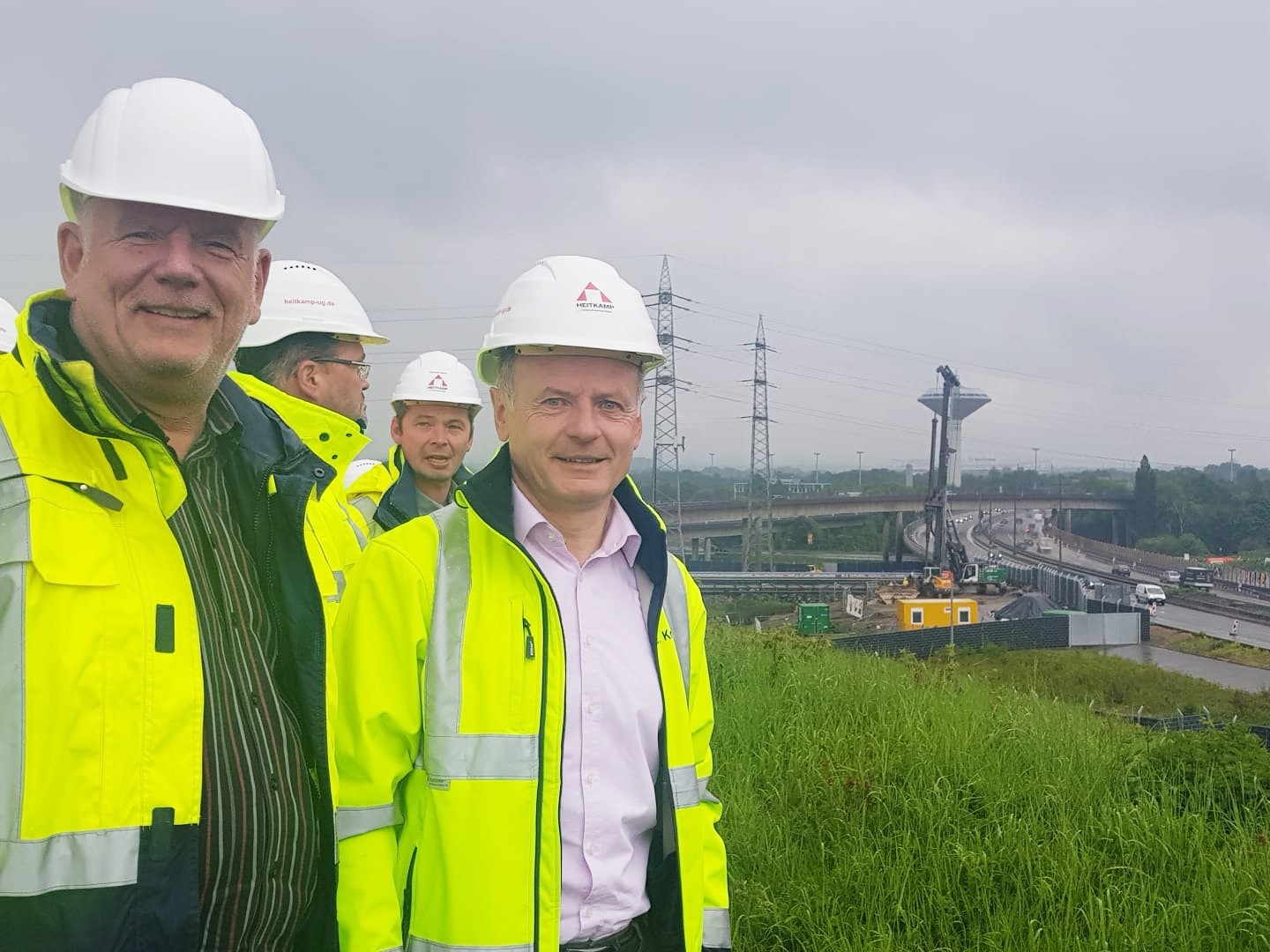 Jörg Kranz (Heitkamp, r.) und Thomas Nückel, MdL, bei der Besichtigung der Großbaustelle an der A 1 bei Leverkusen.