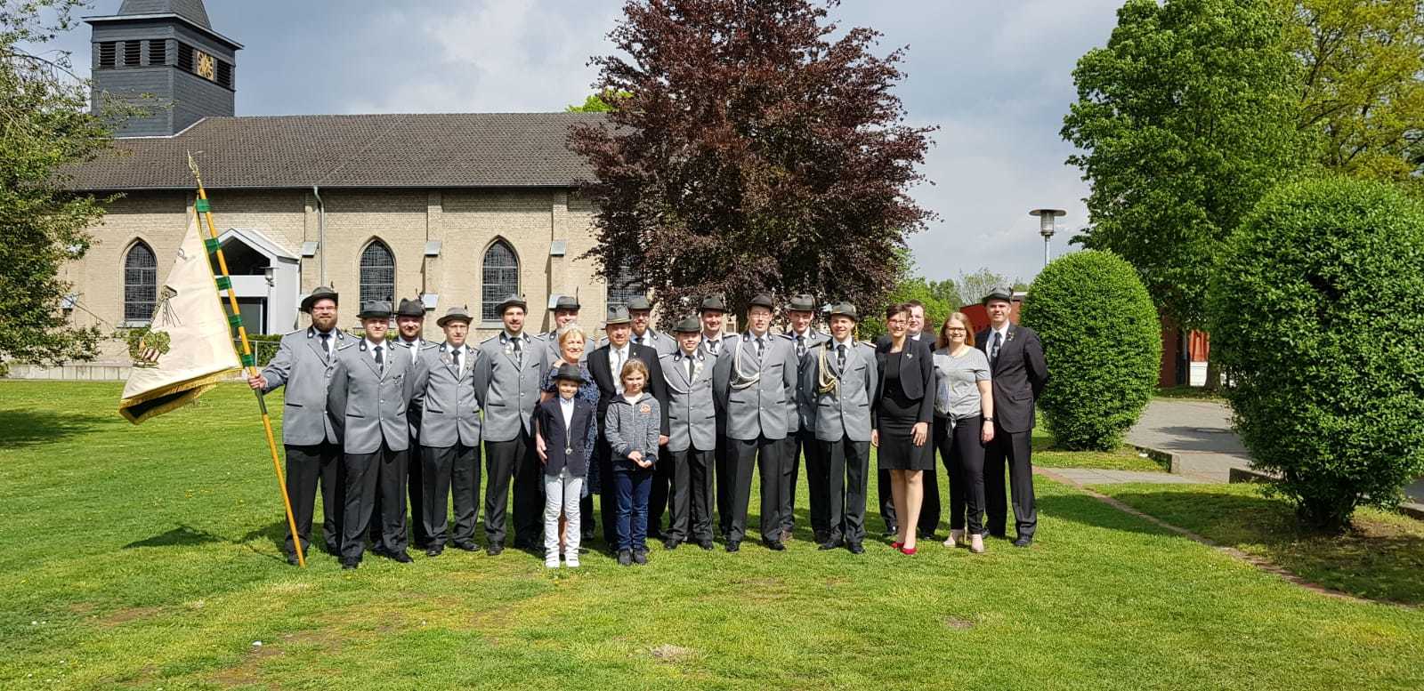 Pünktlich zu Beginn der Schützenfestsaison 2019 haben sich die Offiziere der Marienschützen neu eingekleidet.