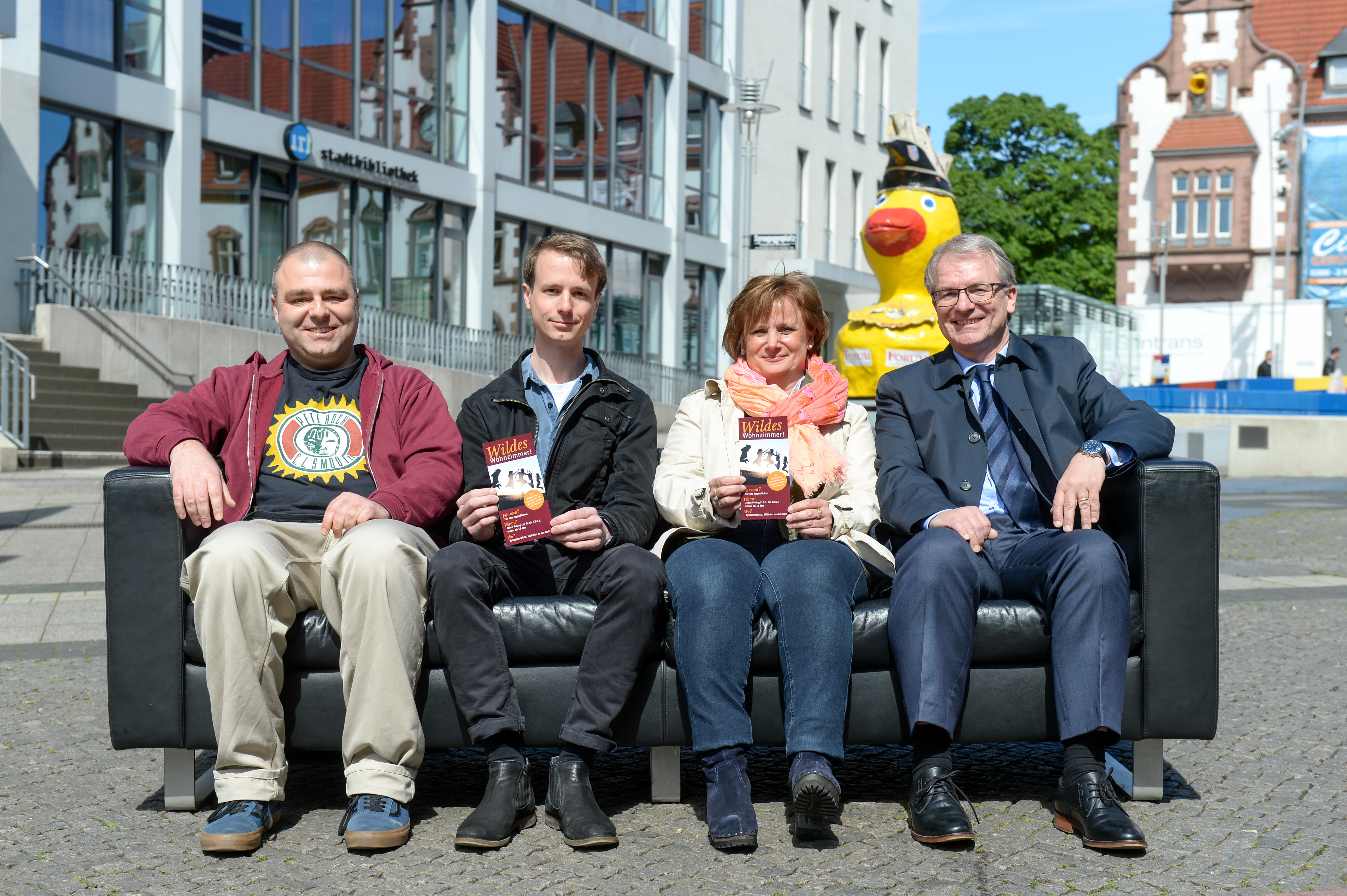 Streetworker Thomas Böhm, Arne Schüttler vom Bildungsnetzwerk Innenstadt, Gabriele Bartelmai vom Jugendamt und Sozialdezernent Marc Buchholz eröffneten das wilde Wohnzimmer.