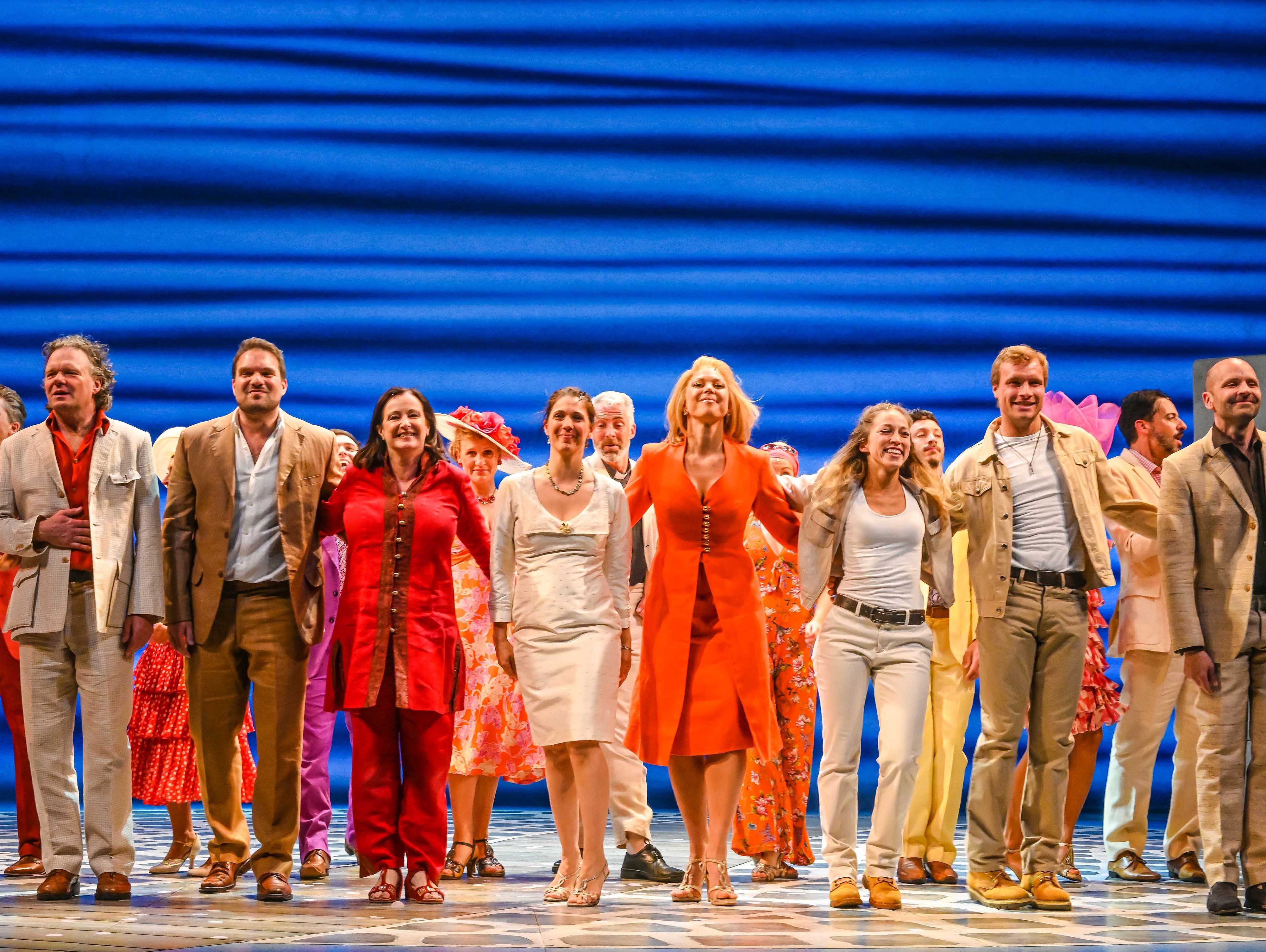 Schlussbild mit Geigen: Die Premieren-Cast von "MammaMia!" im Colosseum Theater mit Sabine Mayer als Donna in der Mitte. Foto: Winkler/Stage