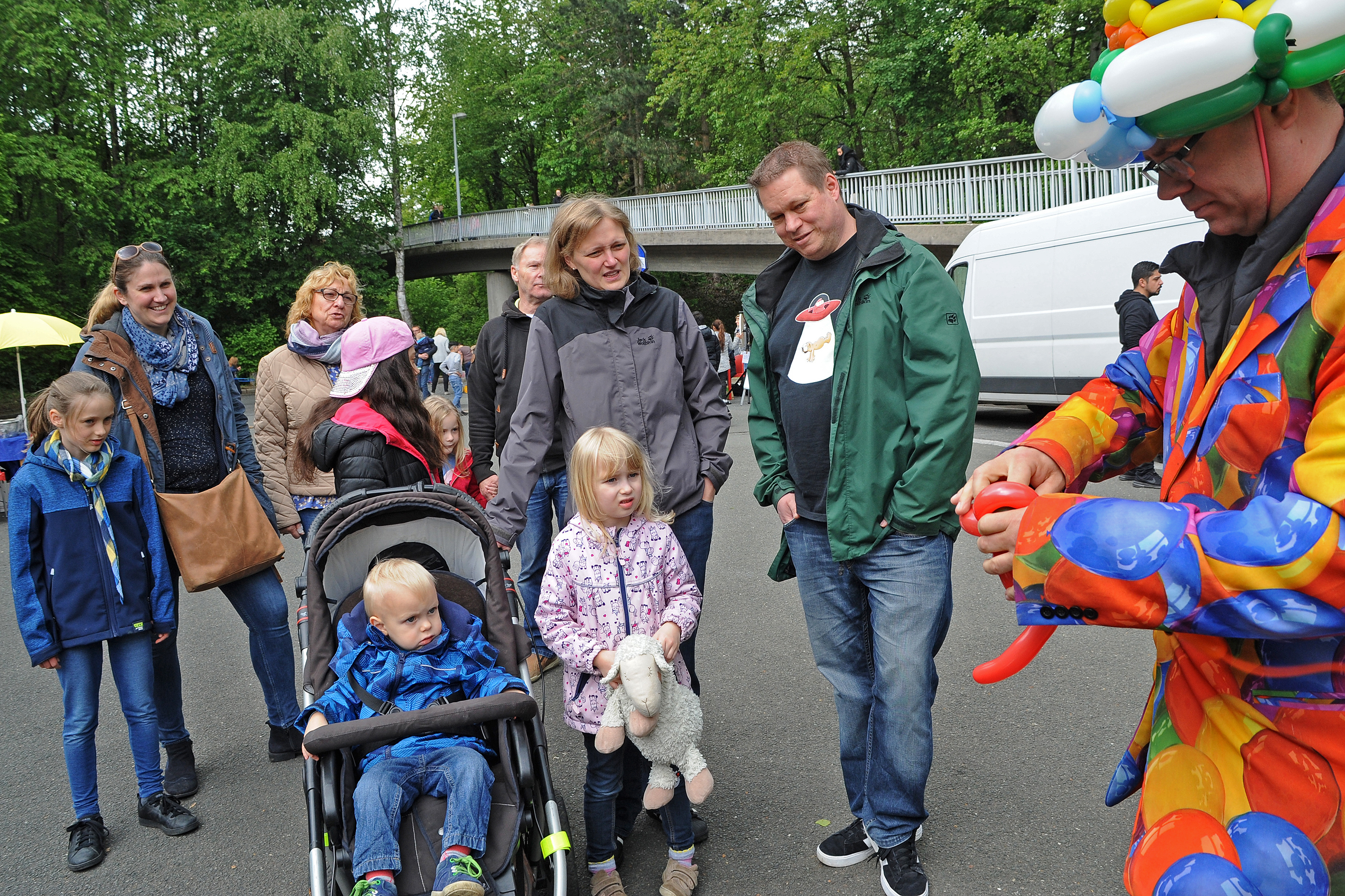 Für Unterhaltung beim Brückenfest sorgte unter anderem ein Ballonkünstler.