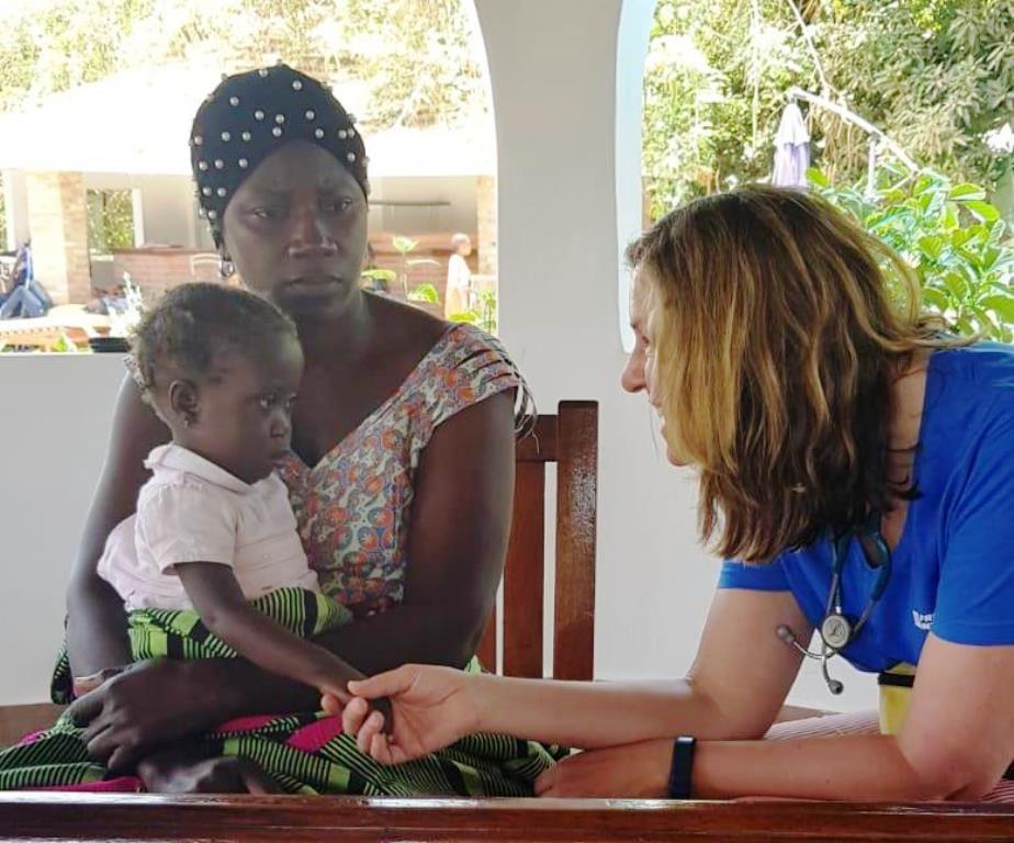 Dr. Meike Wördemann bei der Kindervorstellung in Gambia.