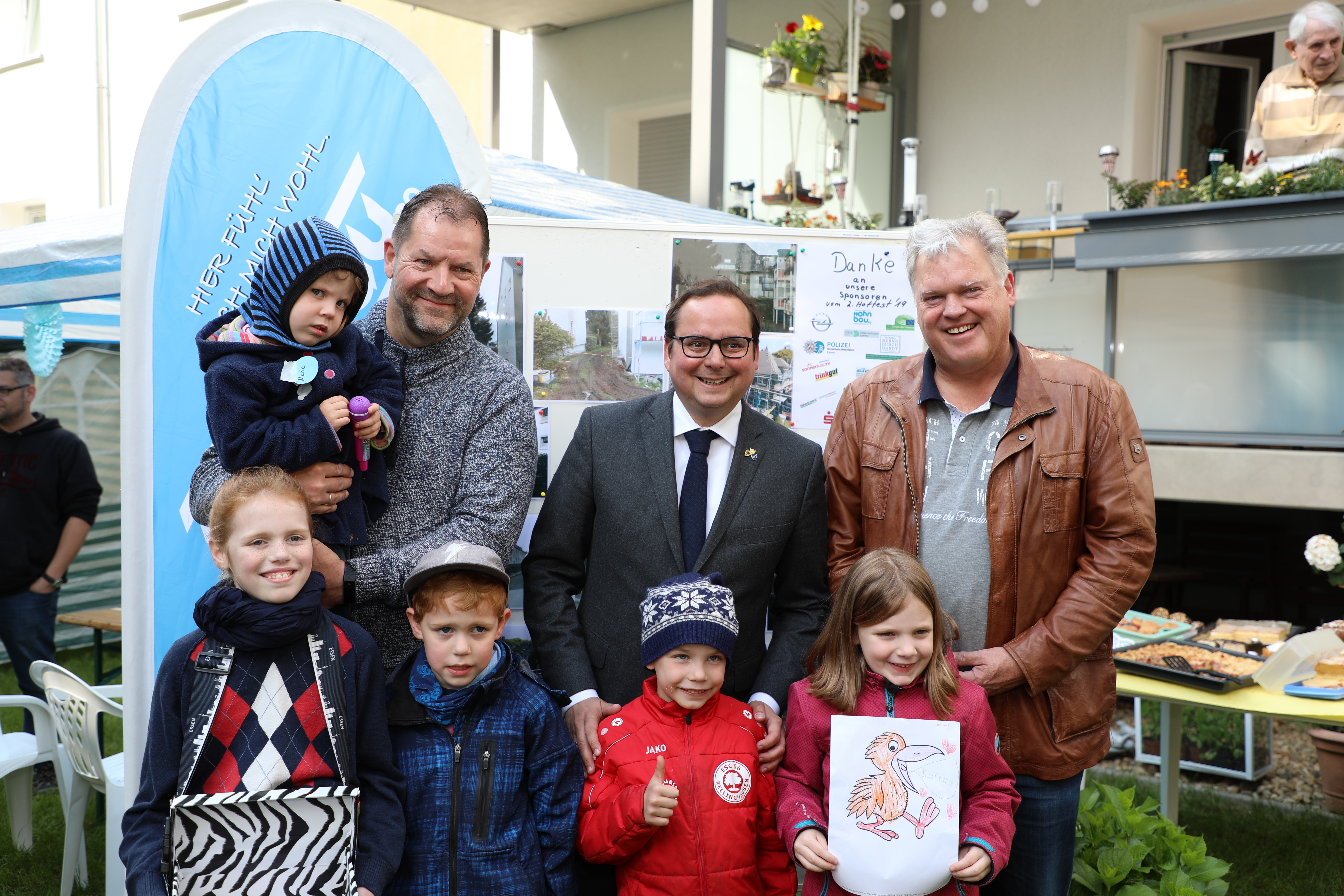 Oberbürgermeister Herr Kufen ,Vorsitzender Wohnbau EG Herr Genge,Herr Andreas Mock mit Enkelkinder und Nachbarschaftskinder
