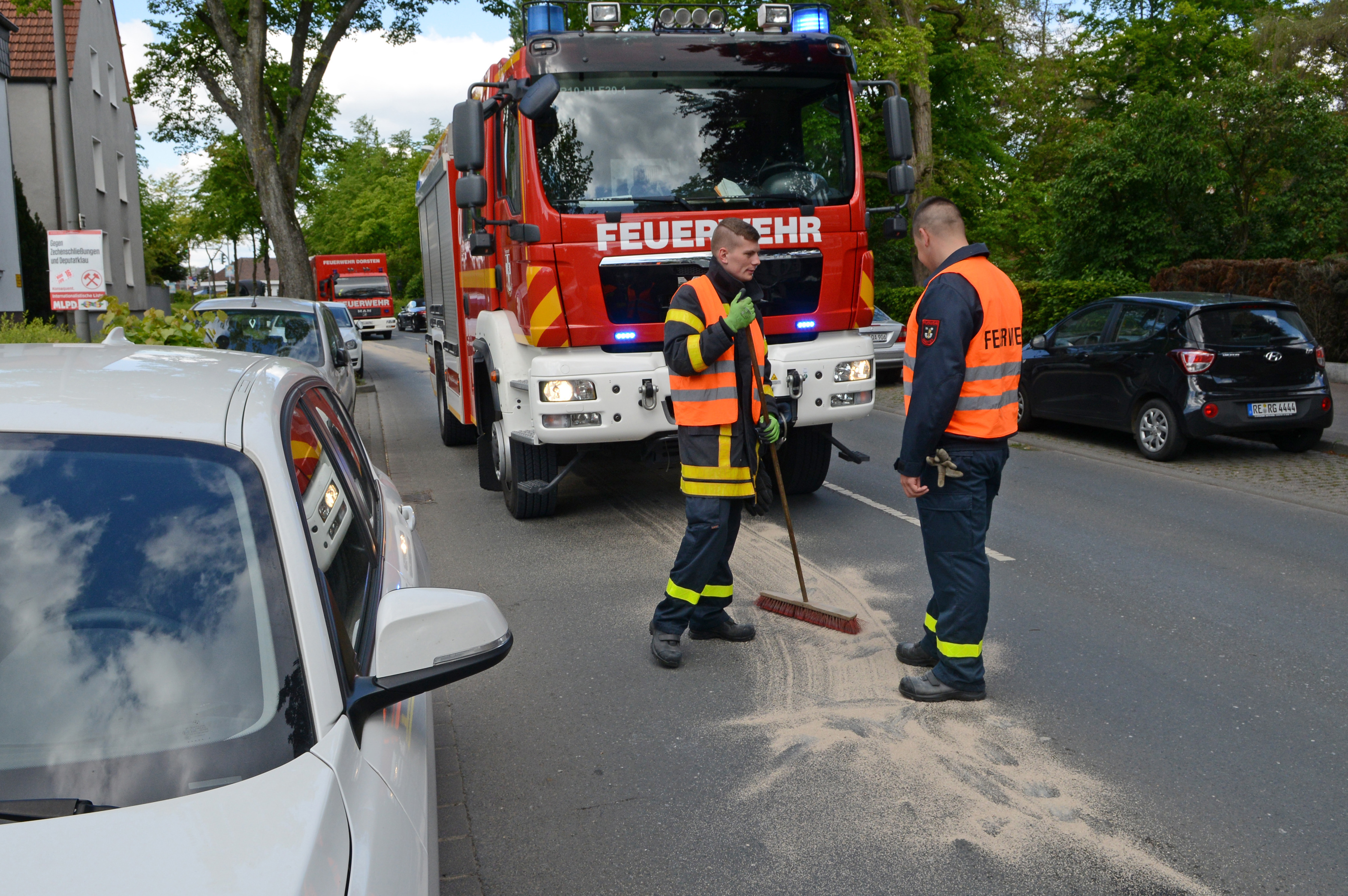 Am Sonntagvormittag musste die Feuerwehr in Dorsten eine lange Ölspur beseitigen. Sie zog sich von der Bestener Straße bis zur Straße „Im Ovelgünne“.